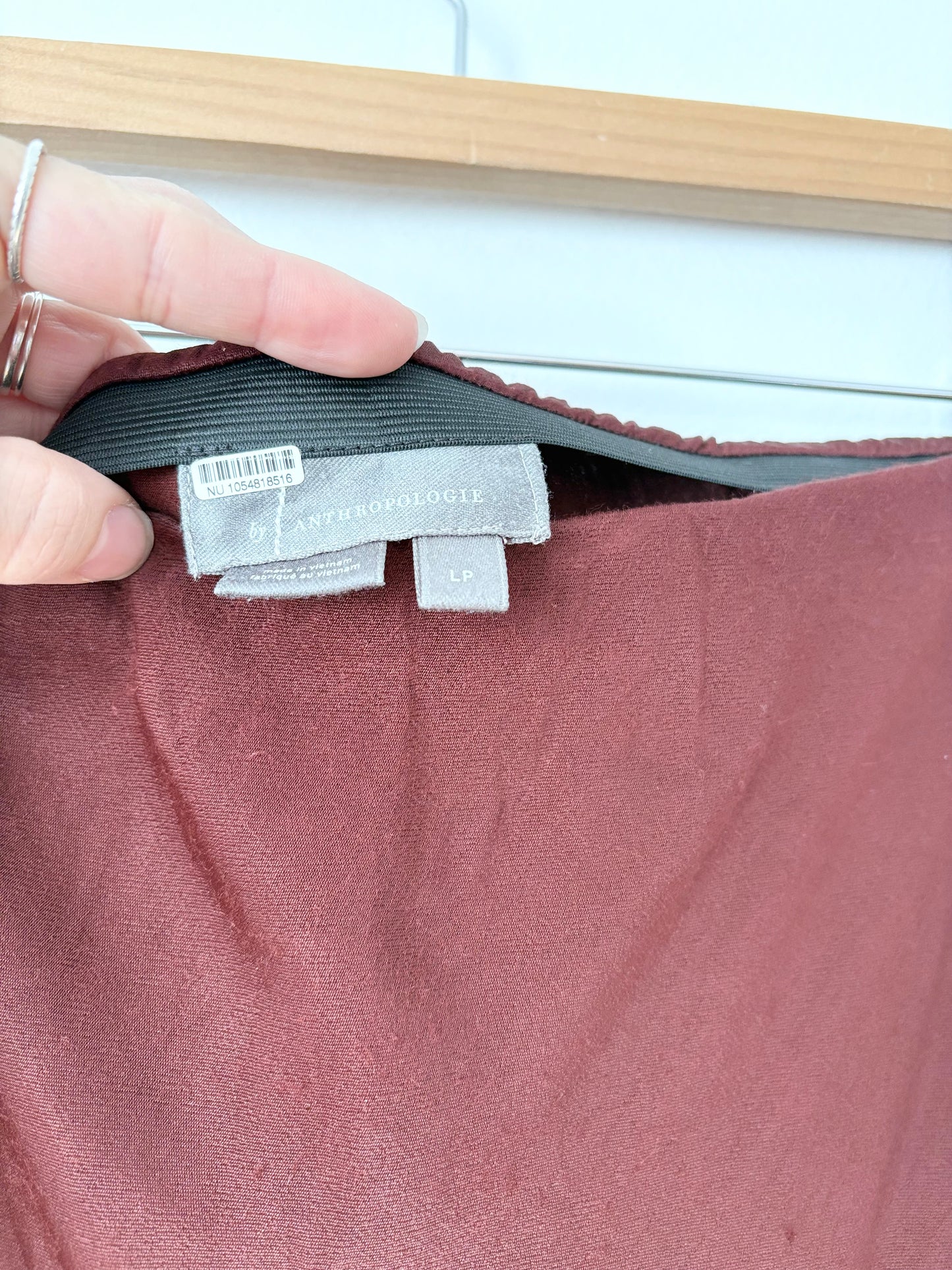 Jupe nuisette midi bordeaux en satin Anthropologie, taille L