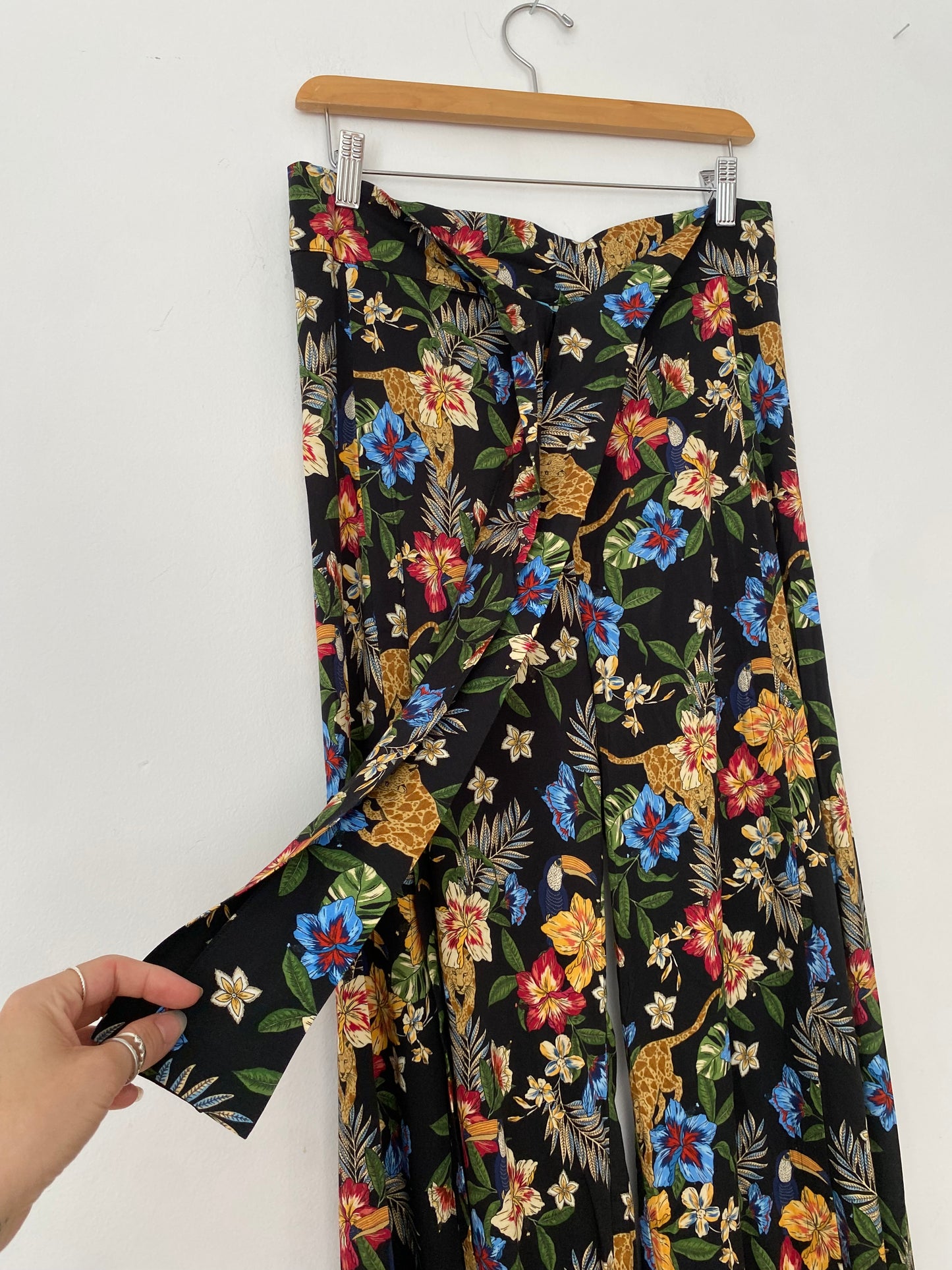 SHORE Bella pants in Prowling tropics Medium