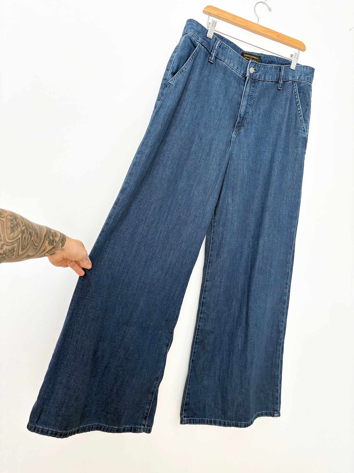Banana Republic ultra high rise wide leg jeans W32