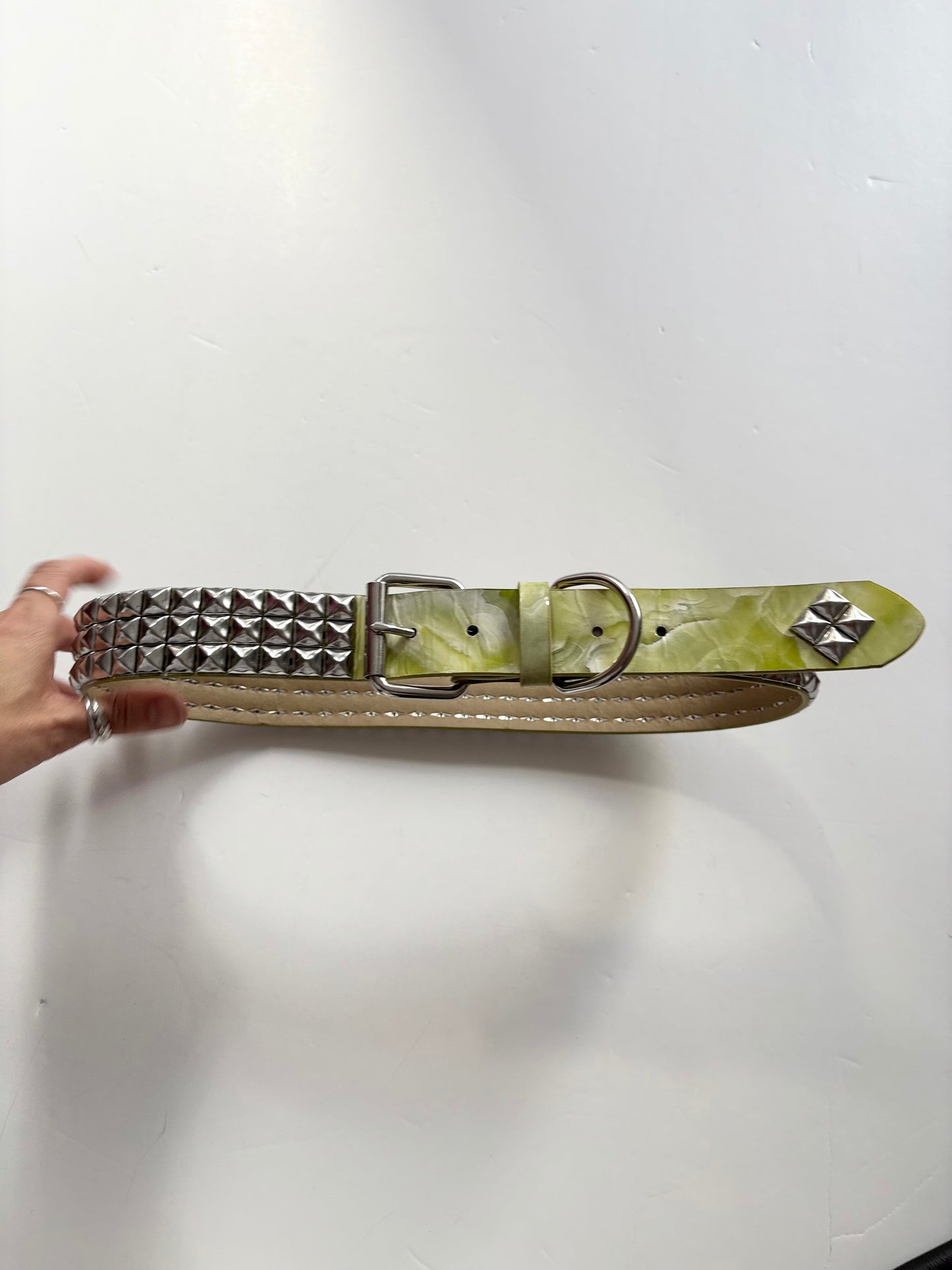 Ceinture cloutée en similicuir Urban Outfitters