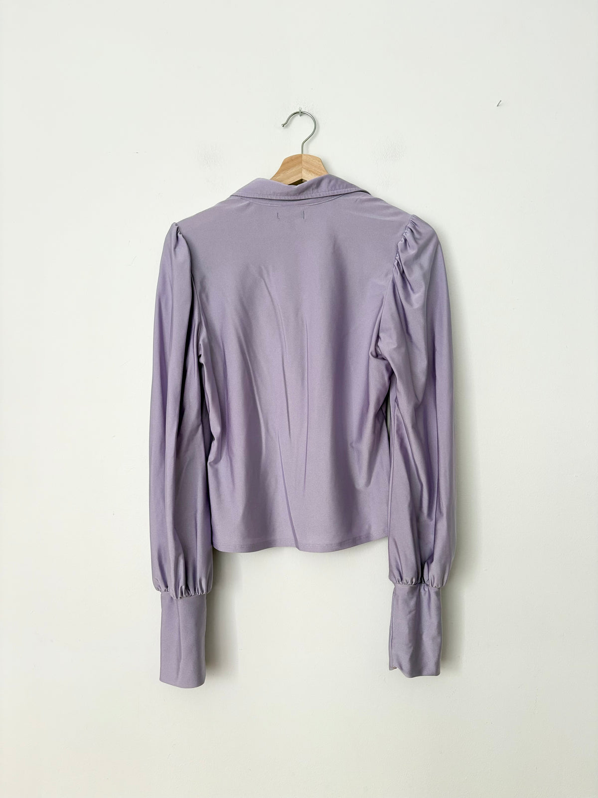 Chemisier court en satin AFRM, taille moyenne