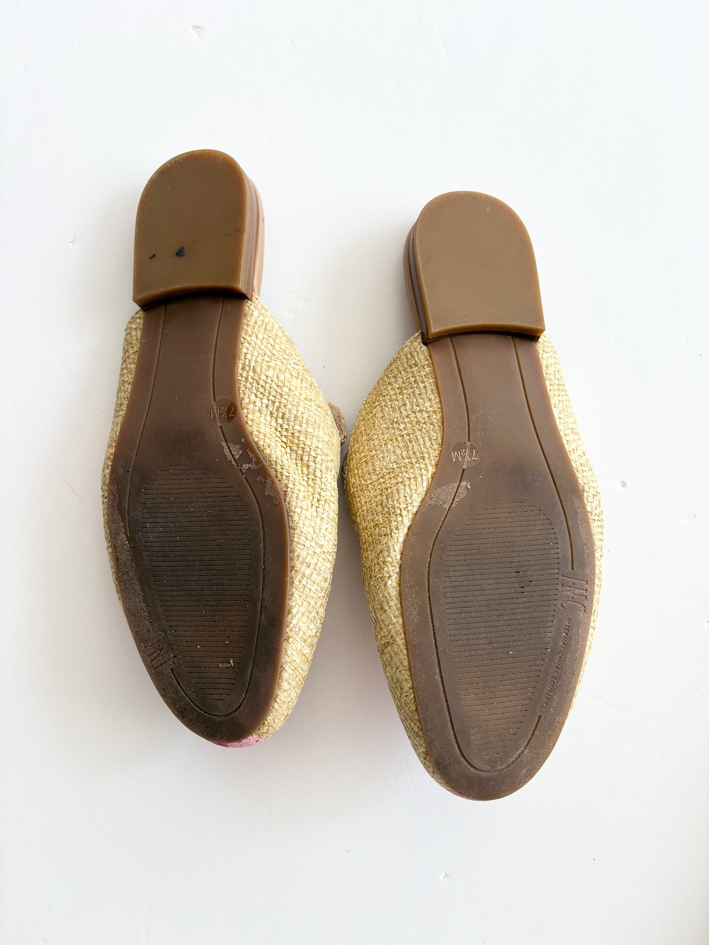 International concepts closed toe straw mules 7.5