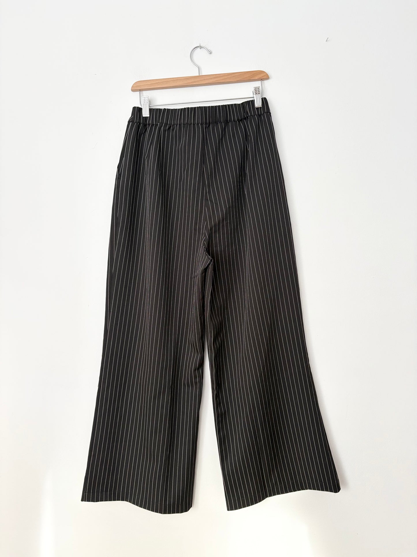 Pantalon Halara à jambes larges et fines rayures, taille M