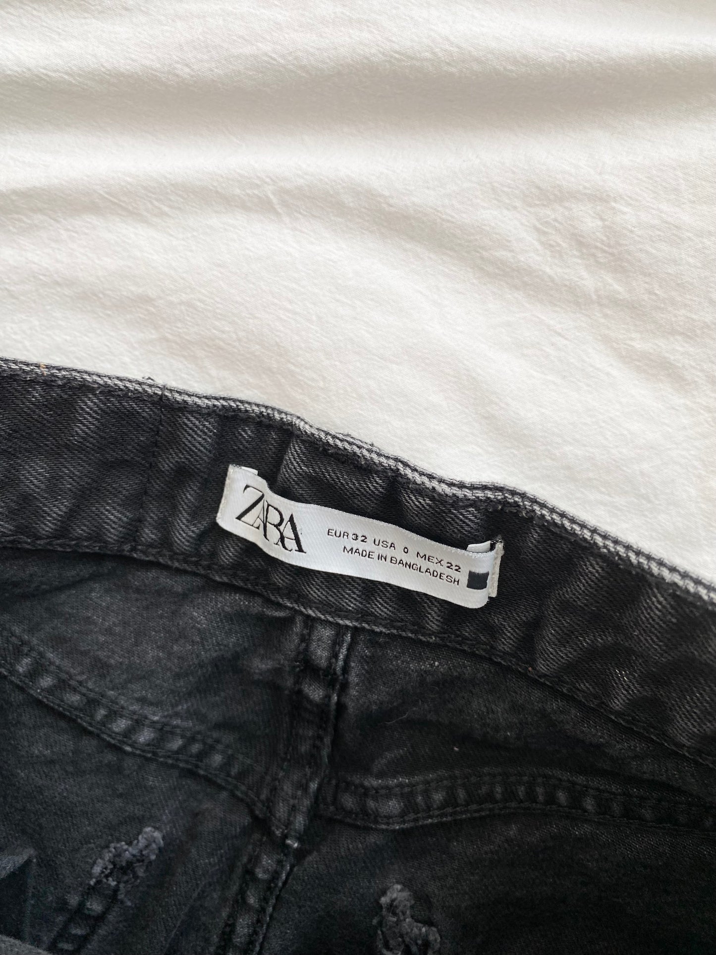 Short mom taille haute en denim noir Zara W24