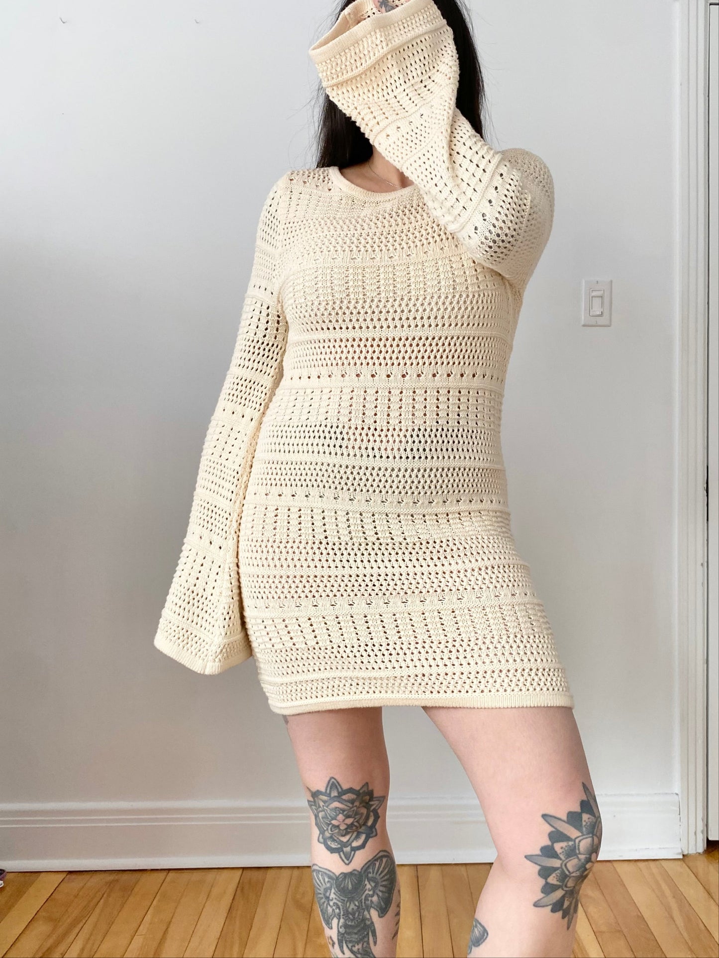 Robe en crochet à manches cloches luxuriantes Medium