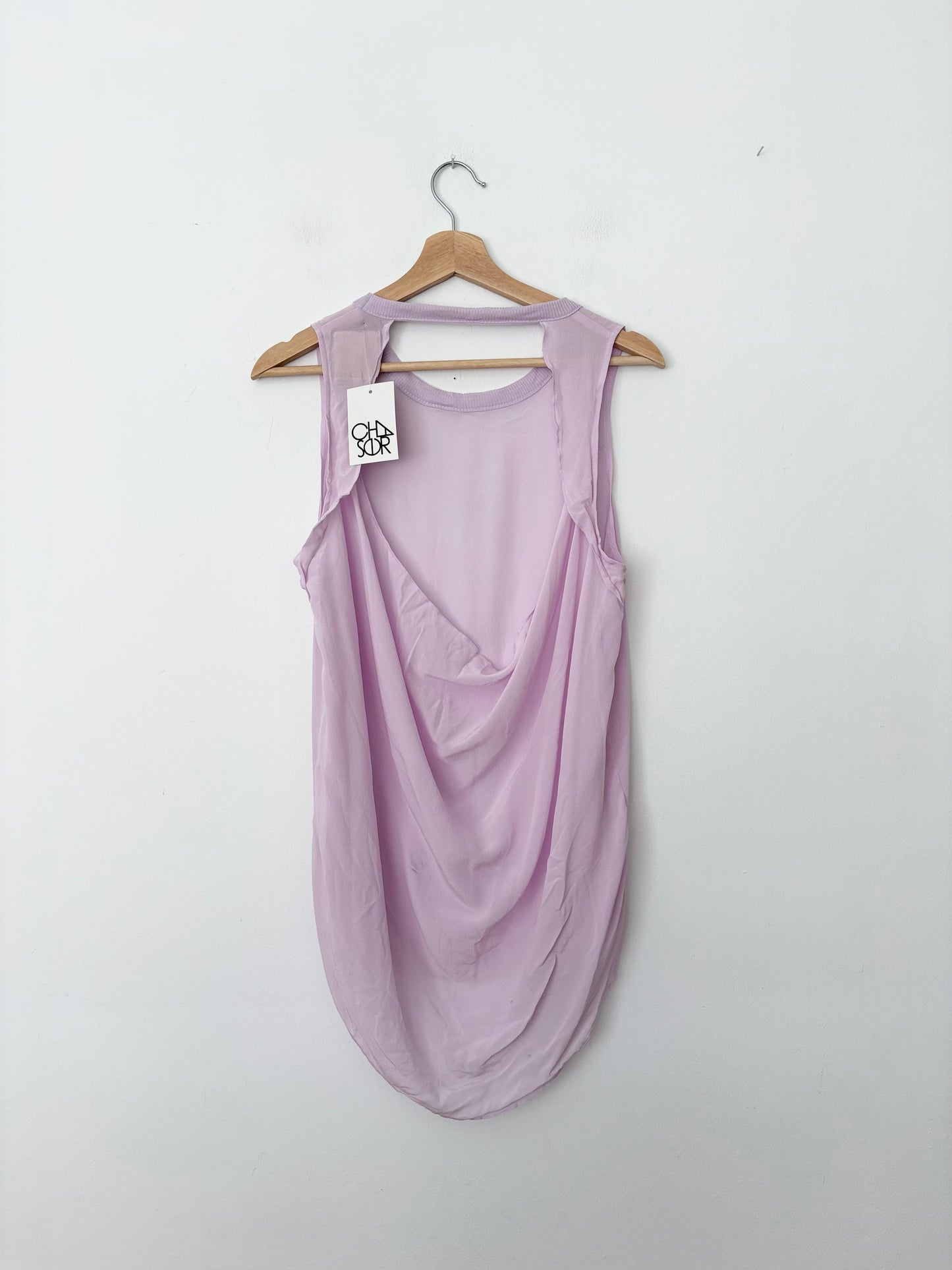 Chaser - Blouse sans manches en soie à dos ouvert, taille M