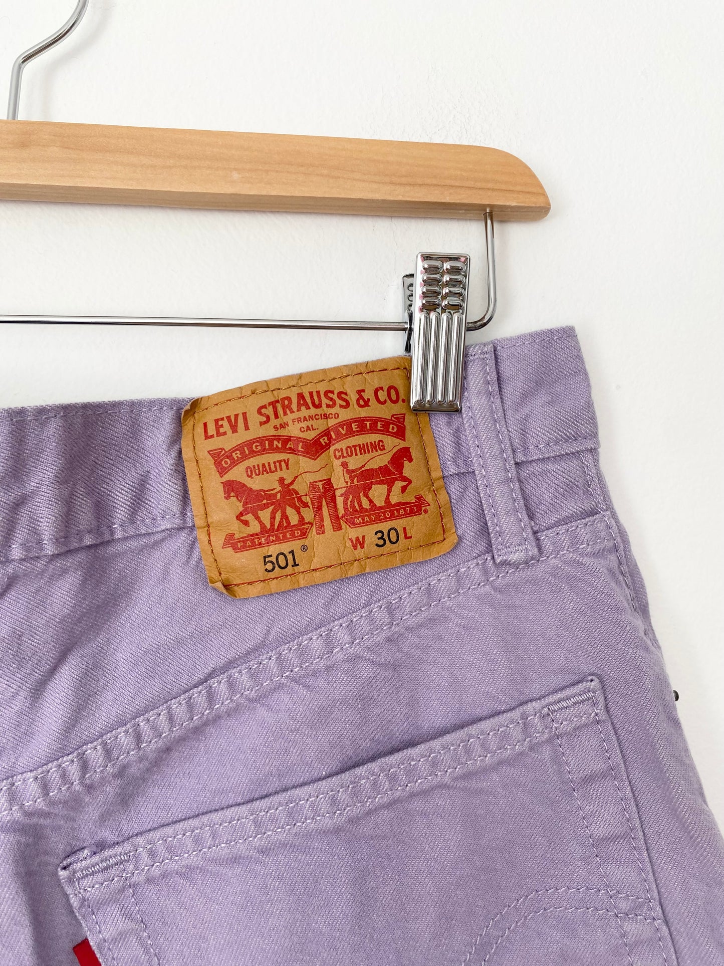 Short violet Levis 501 W30