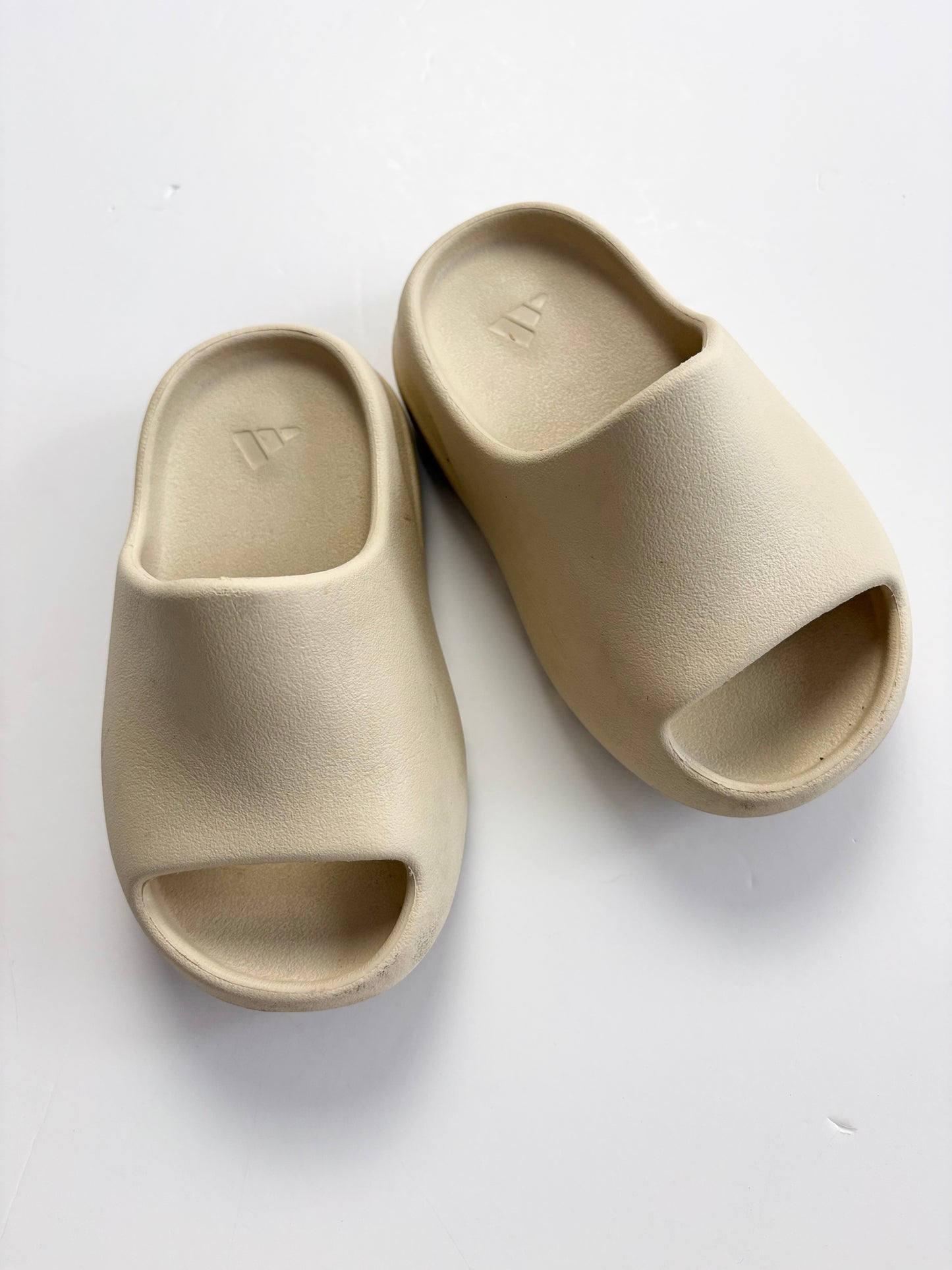 Yeezy slides in bone 9US