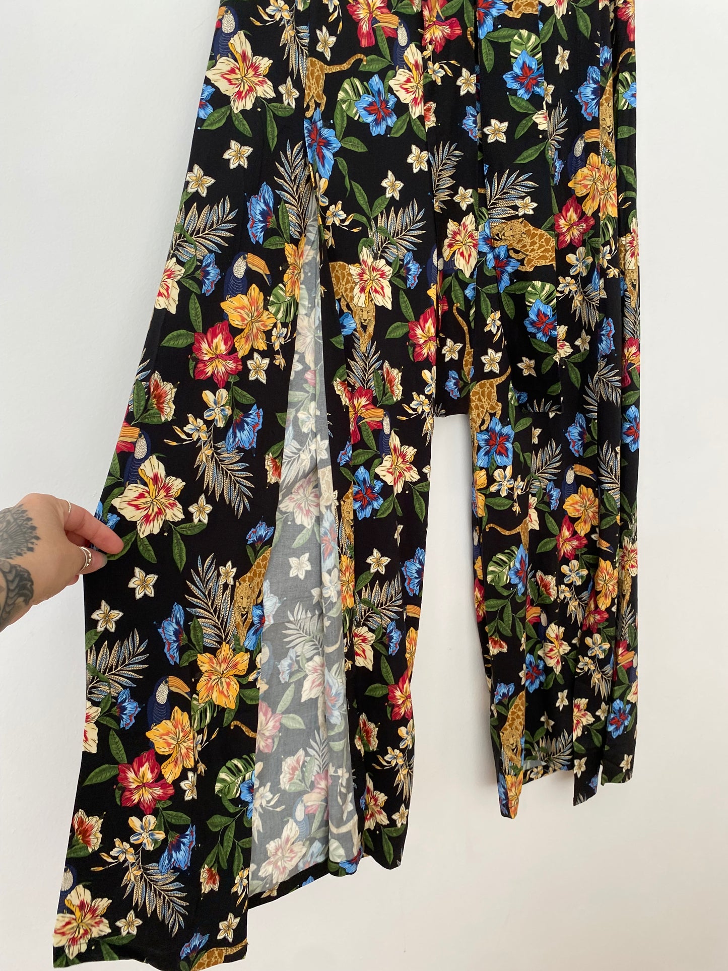 SHORE Bella pants in Prowling tropics Medium