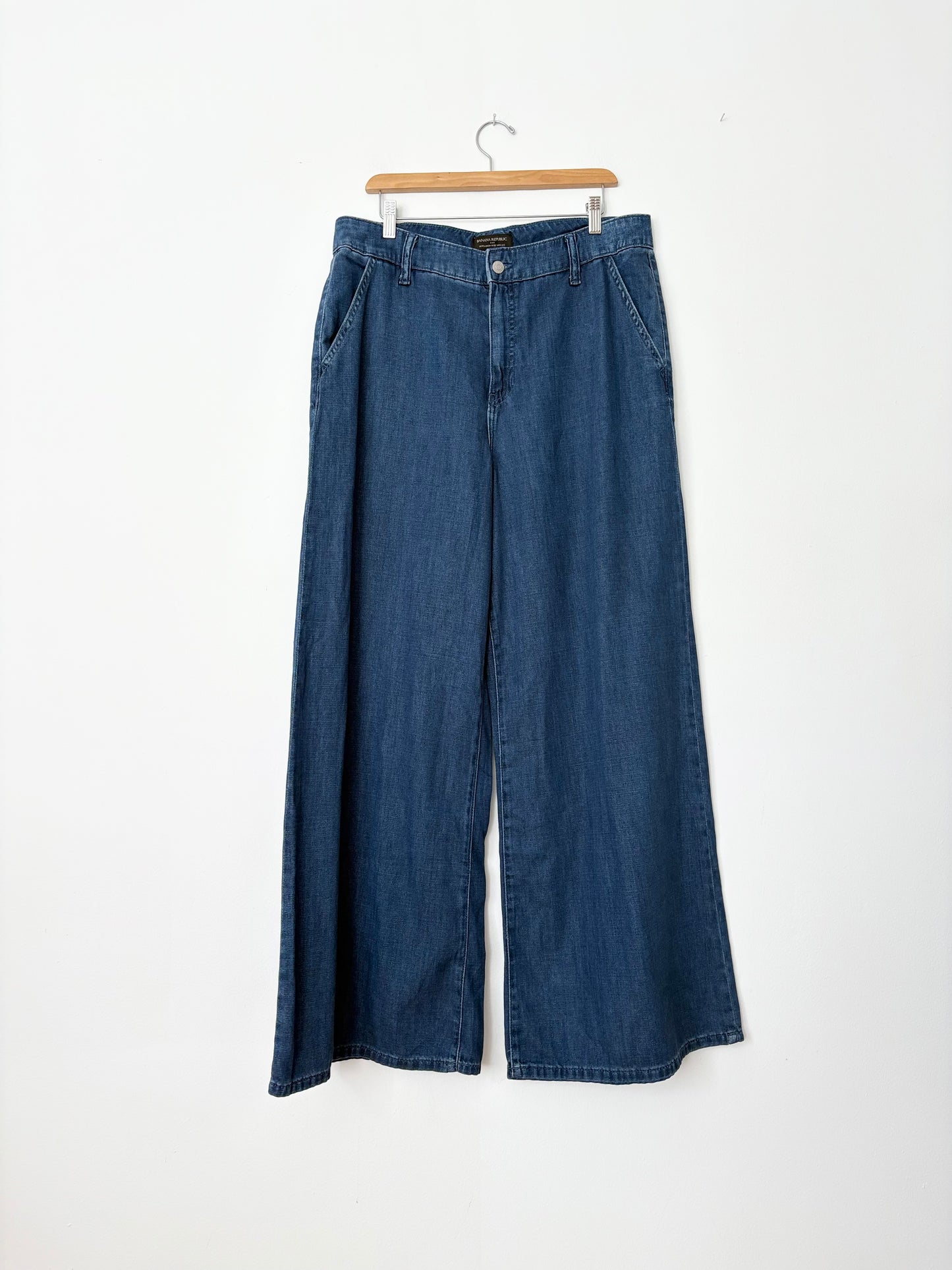 Banana Republic ultra high rise wide leg jeans W32