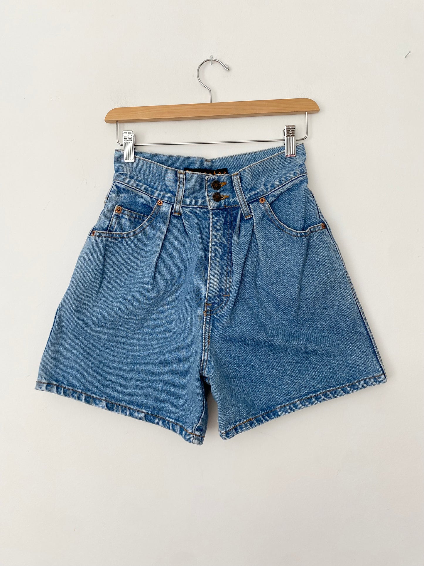 Vintage high waist pleated denim shorts W25