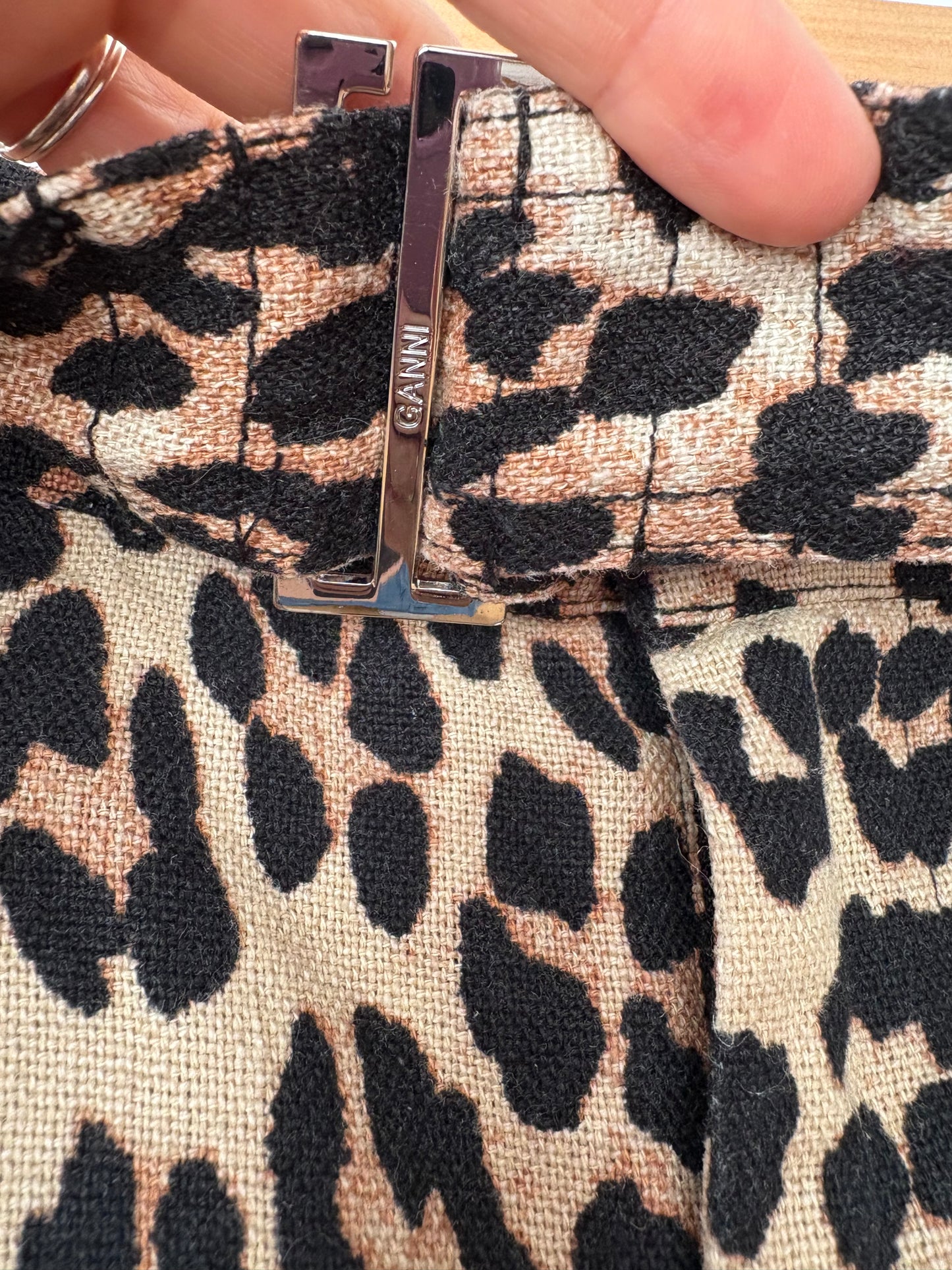 Ganni linen canvas belted leopard shorts Large