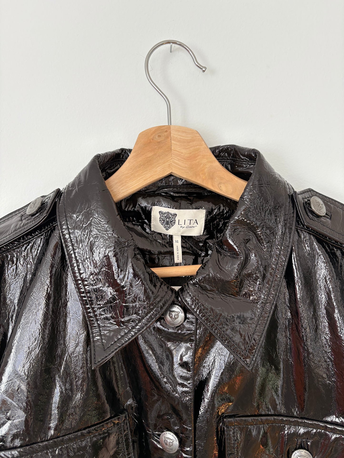 Veste utilitaire courte en cuir verni Lita by Ciara XL