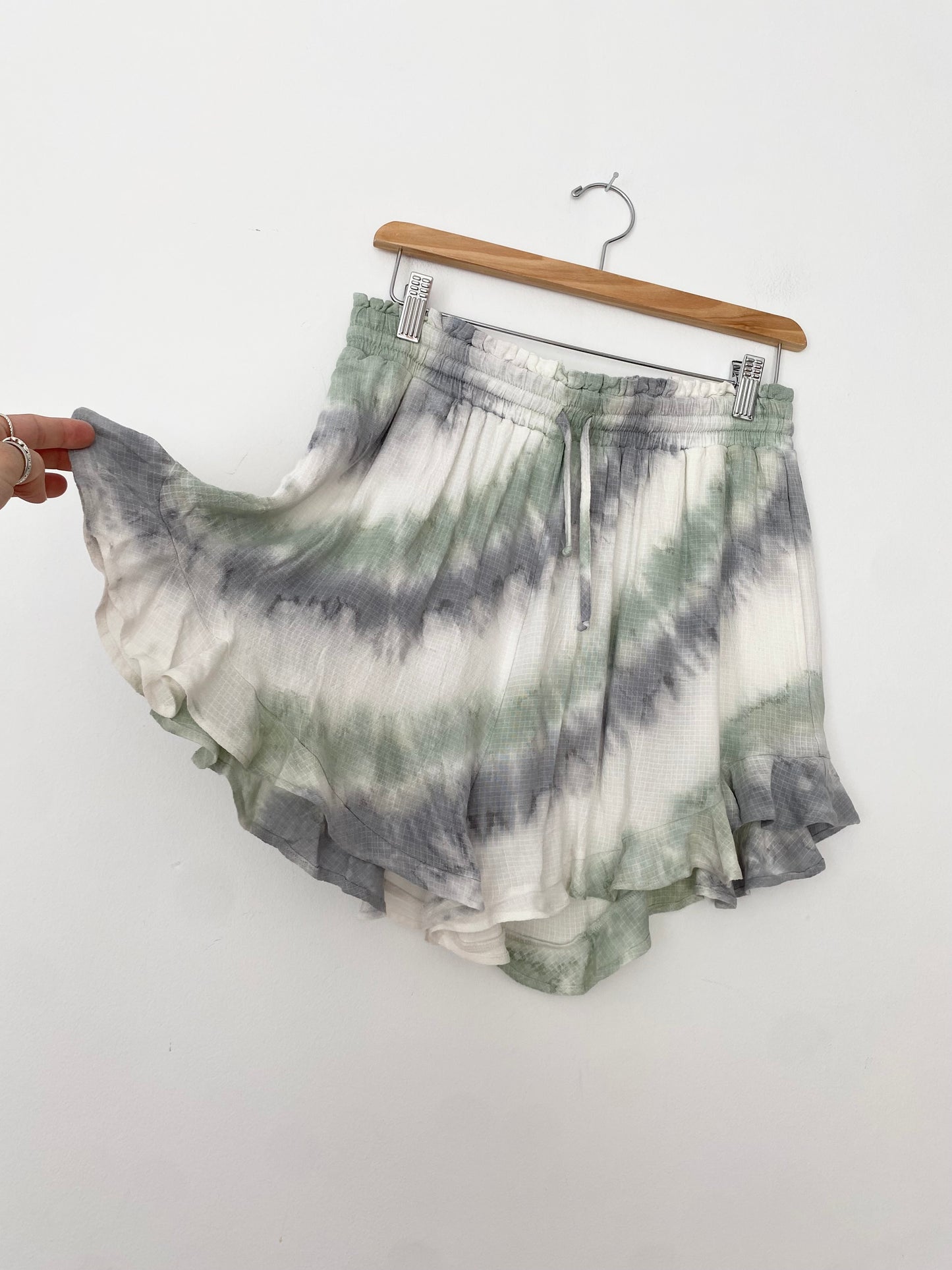 SHORE tie dye ruffle shorts S/M