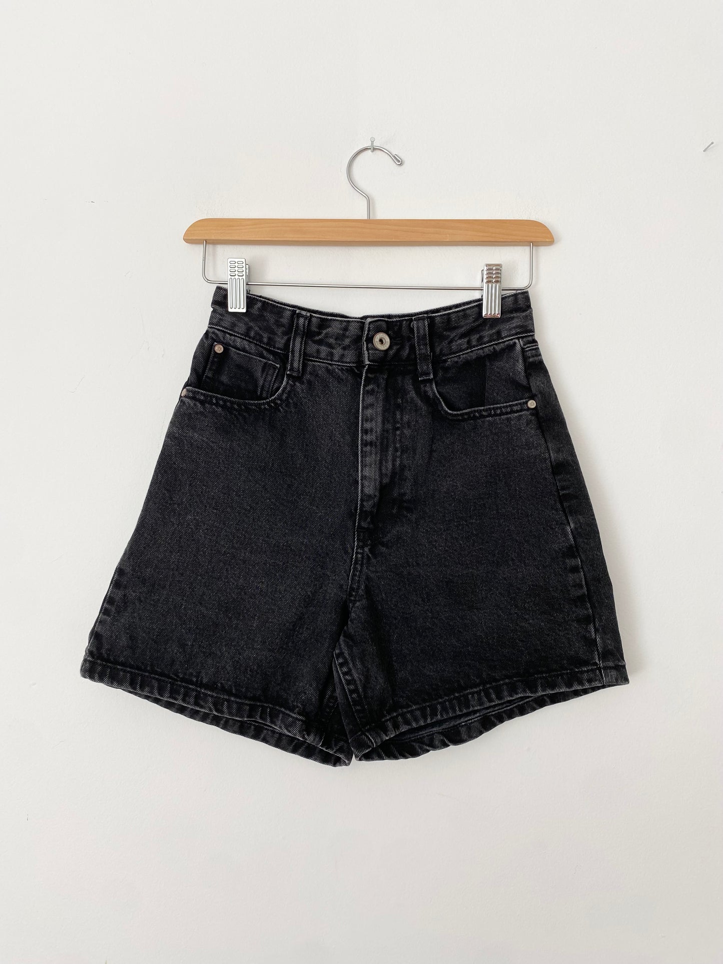 Short mom taille haute en denim noir Zara W24