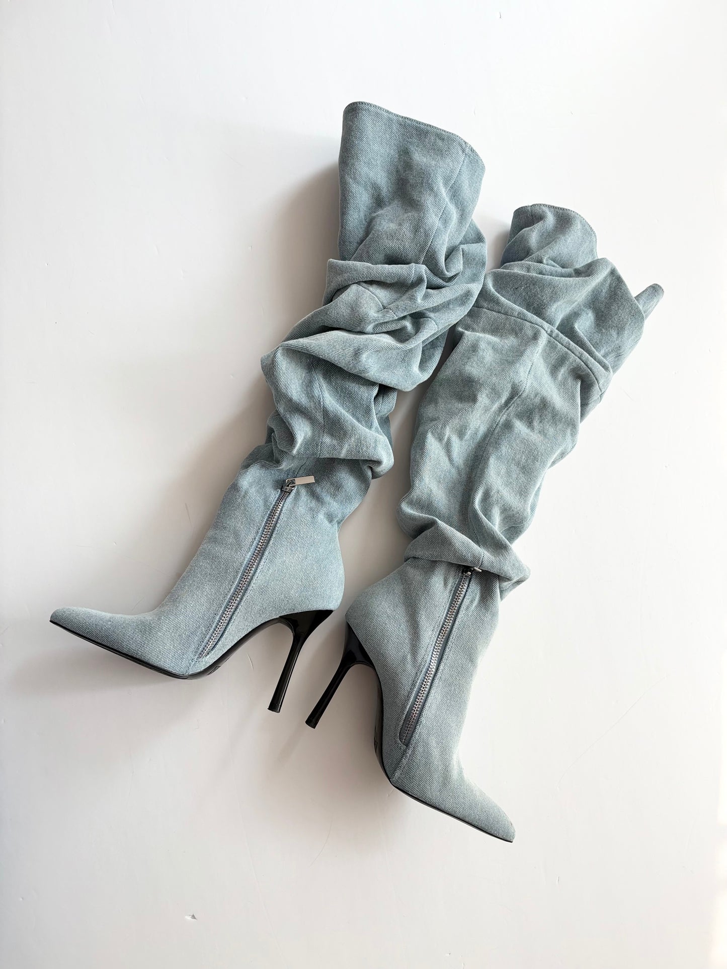 Bottes à talons froncées en denim Zara, hauteur genou, 36 €