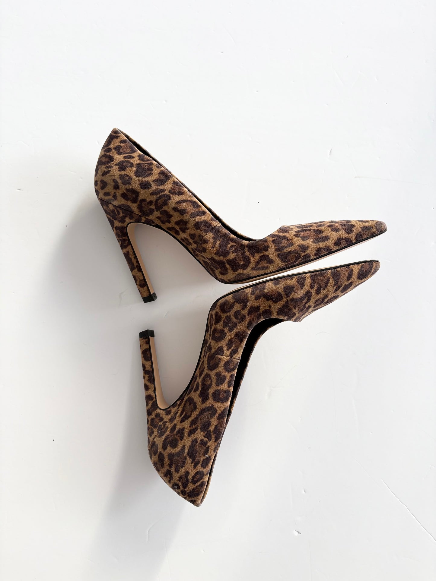 Escarpins Good American The Icon en daim à talons léopard, pointure US 6