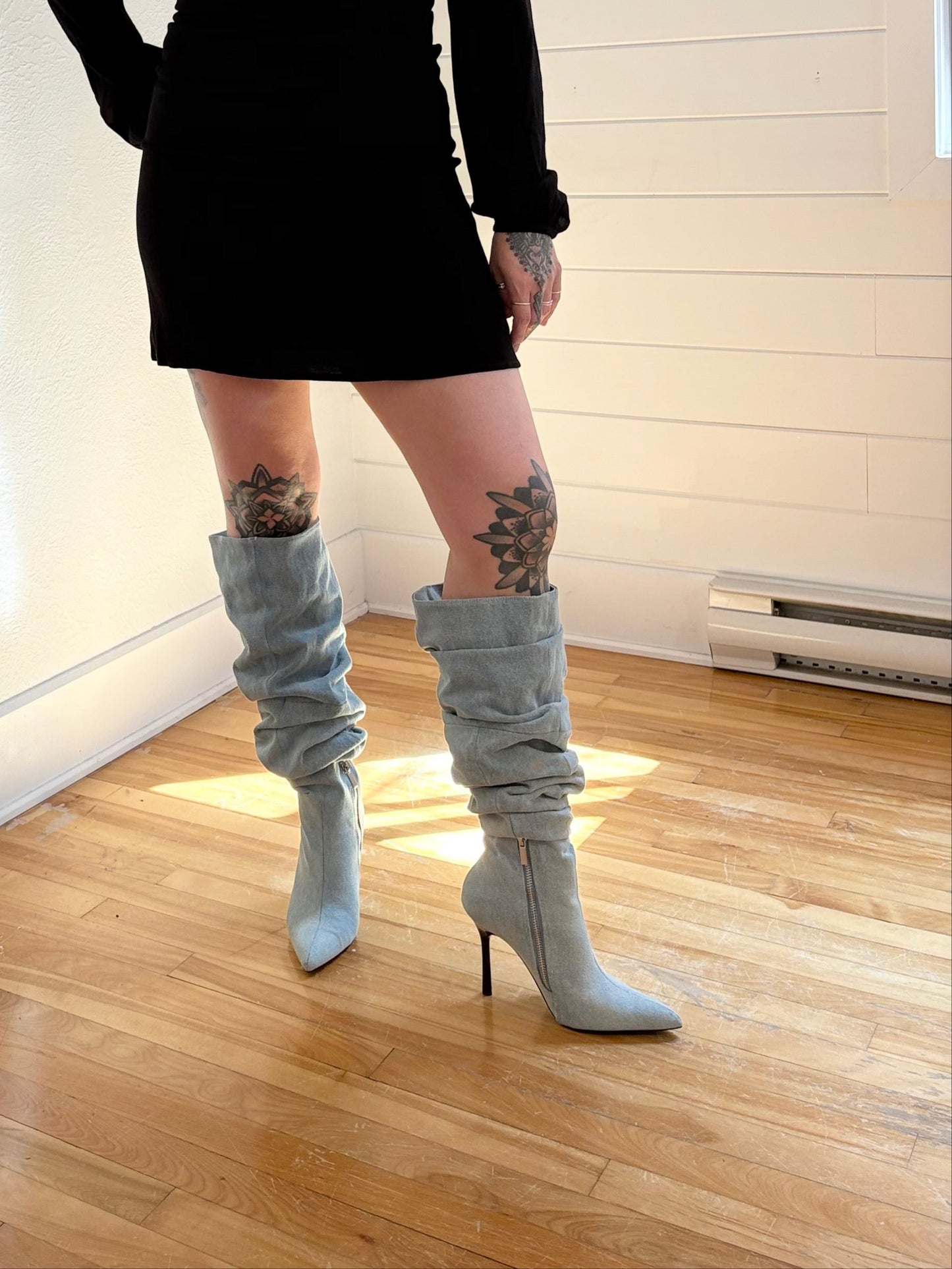 Bottes à talons froncées en denim Zara, hauteur genou, 36 €