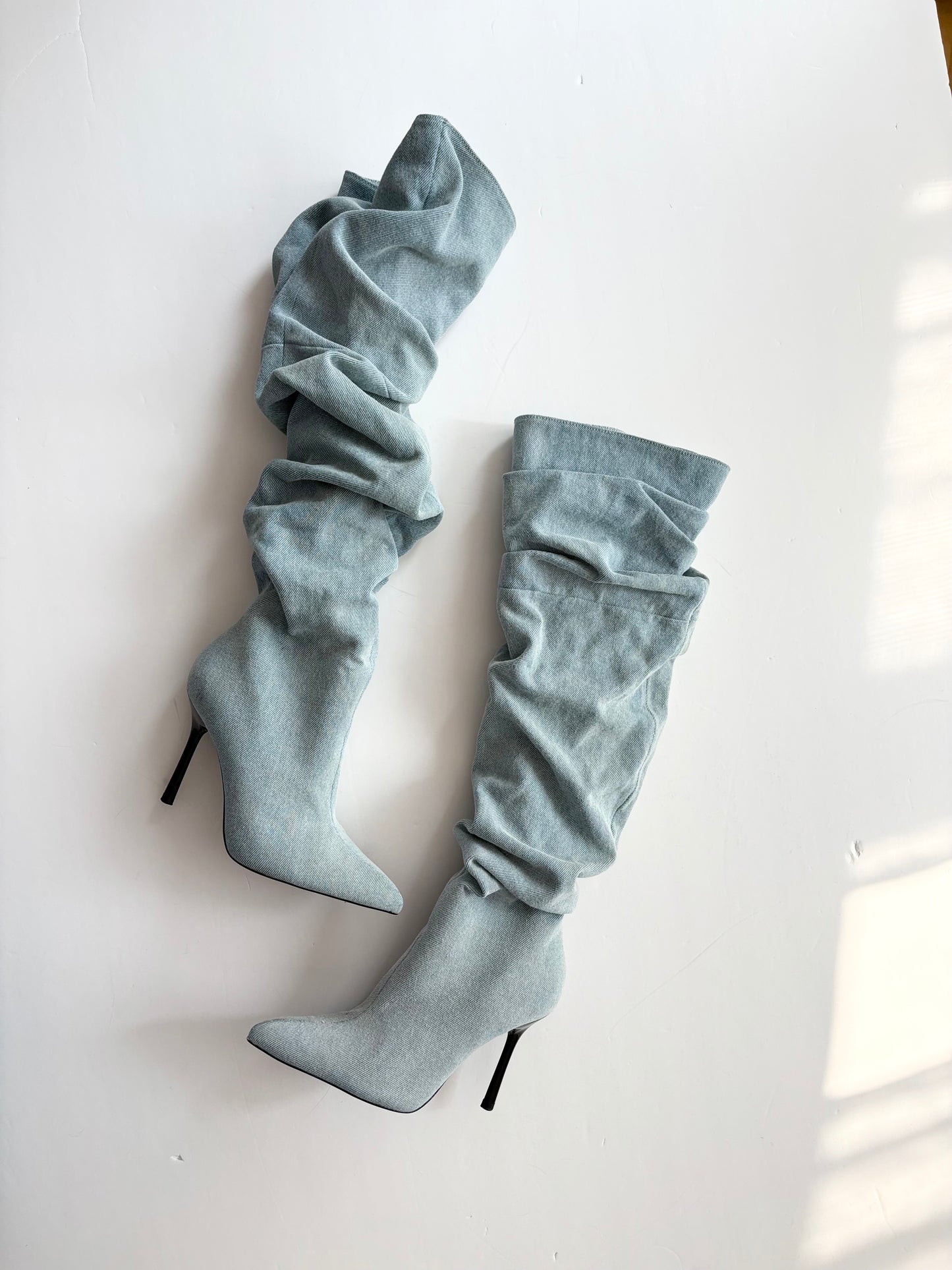 Bottes à talons froncées en denim Zara, hauteur genou, 36 €