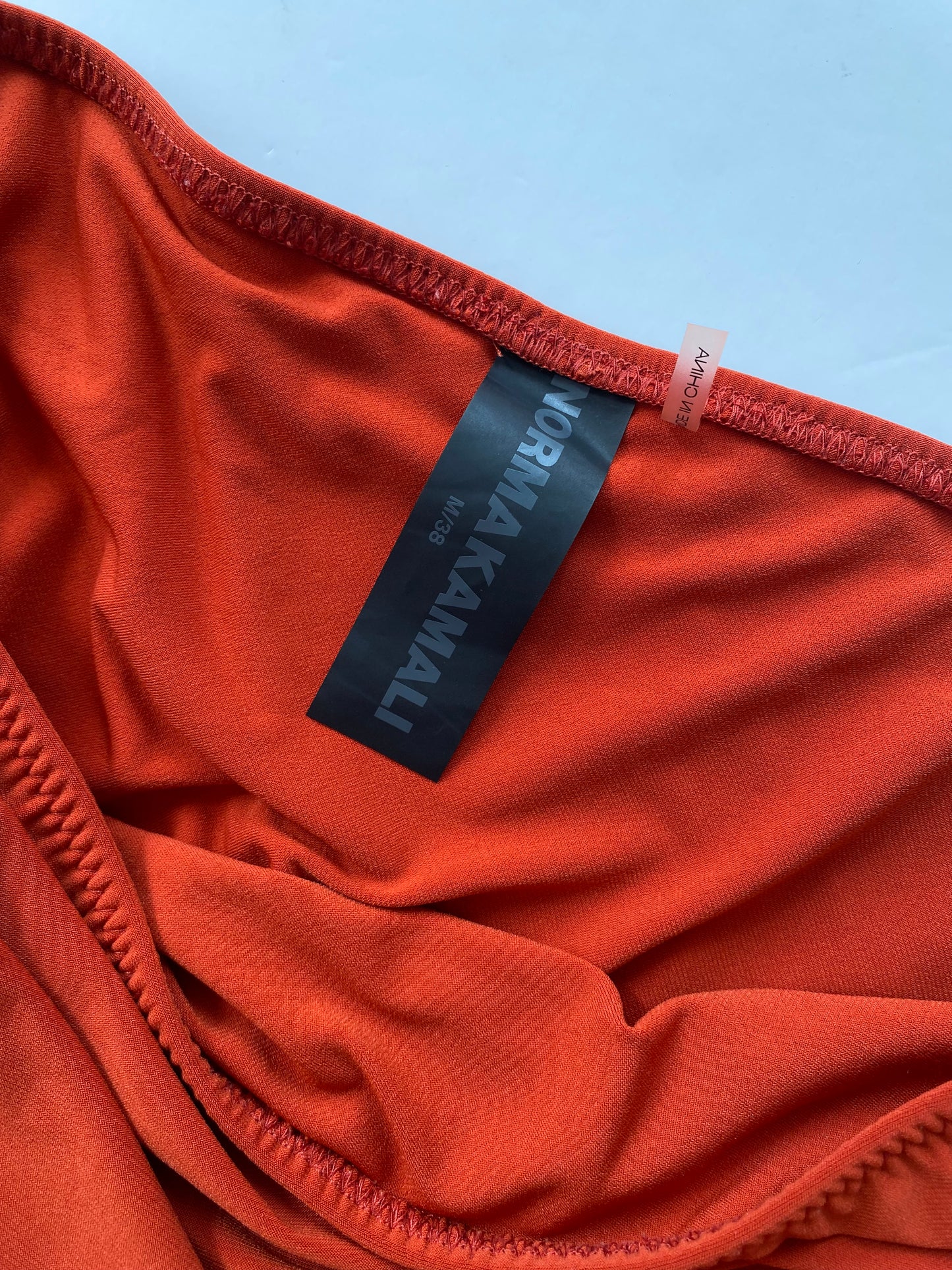 Norma Kamali Diana robe drapée à une épaule S/M