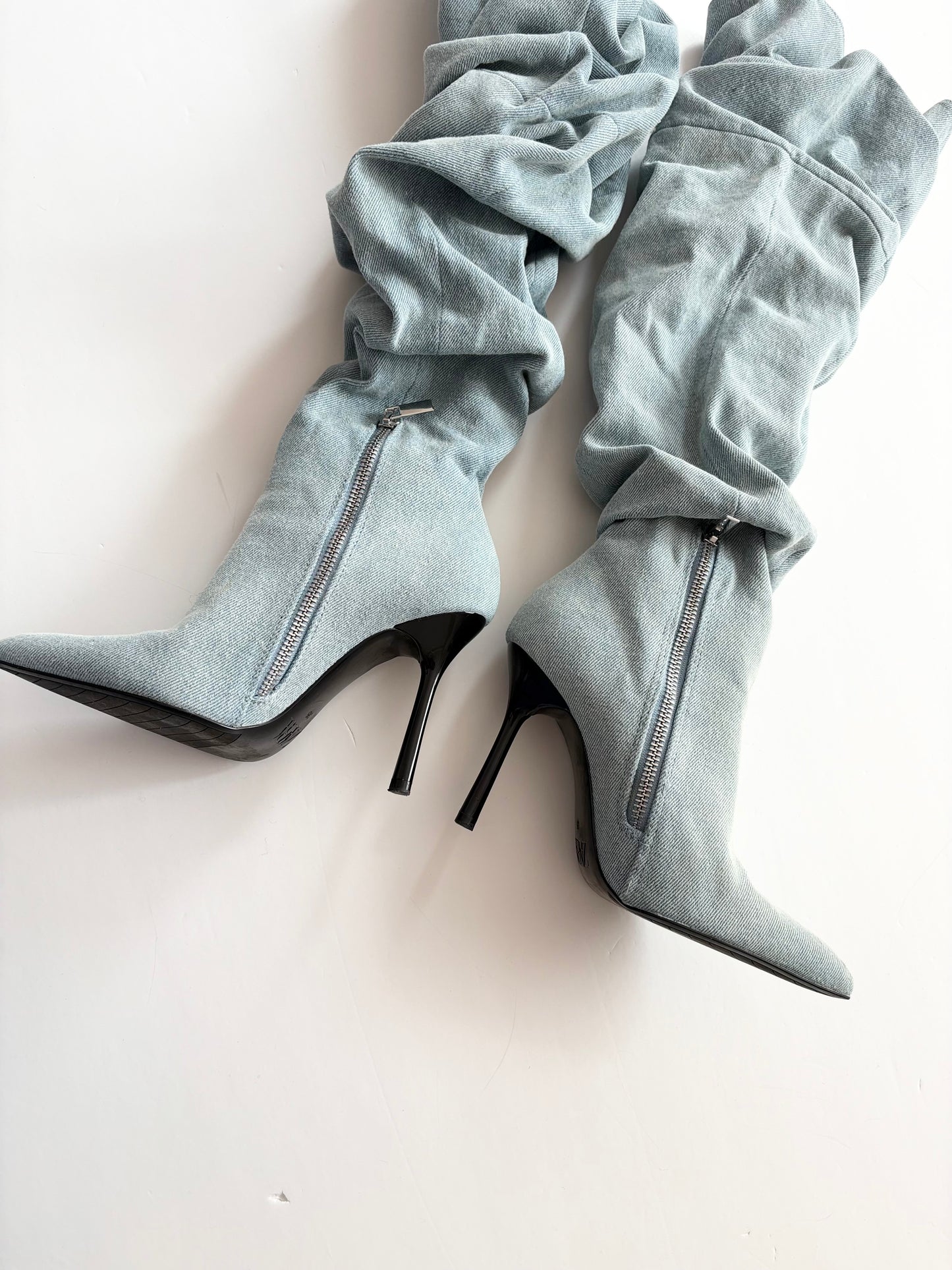 Bottes à talons froncées en denim Zara, hauteur genou, 36 €