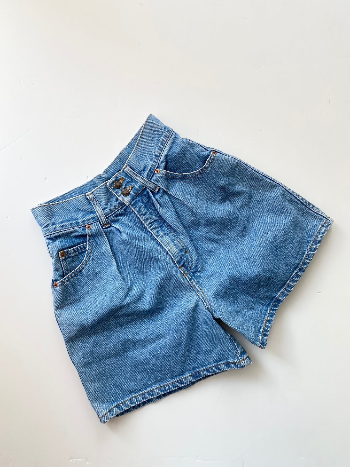 Vintage high waist pleated denim shorts W25