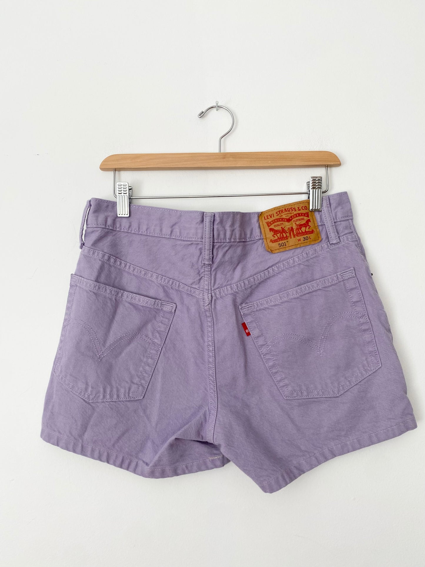 Short violet Levis 501 W30