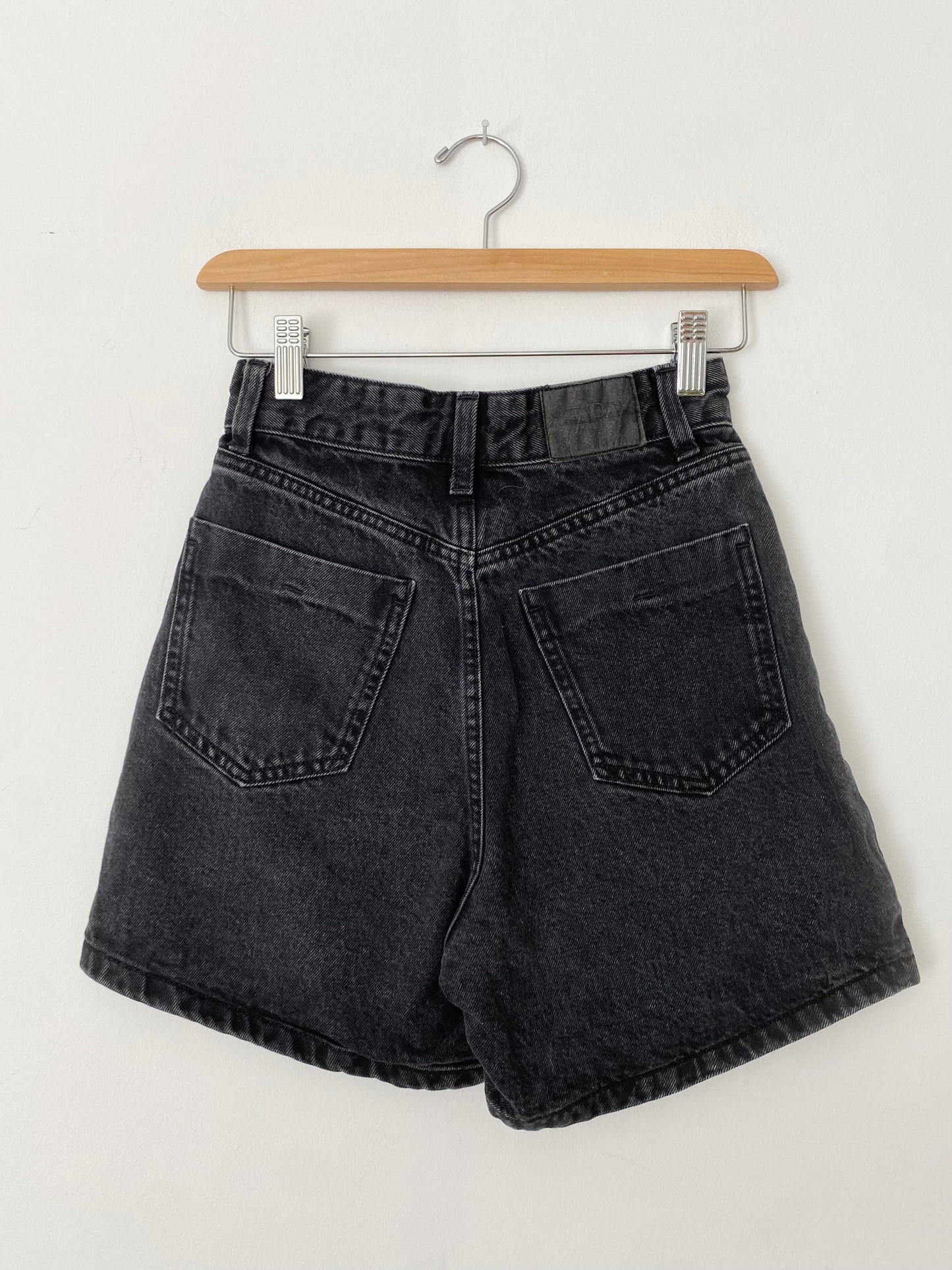 Short mom taille haute en denim noir Zara W24