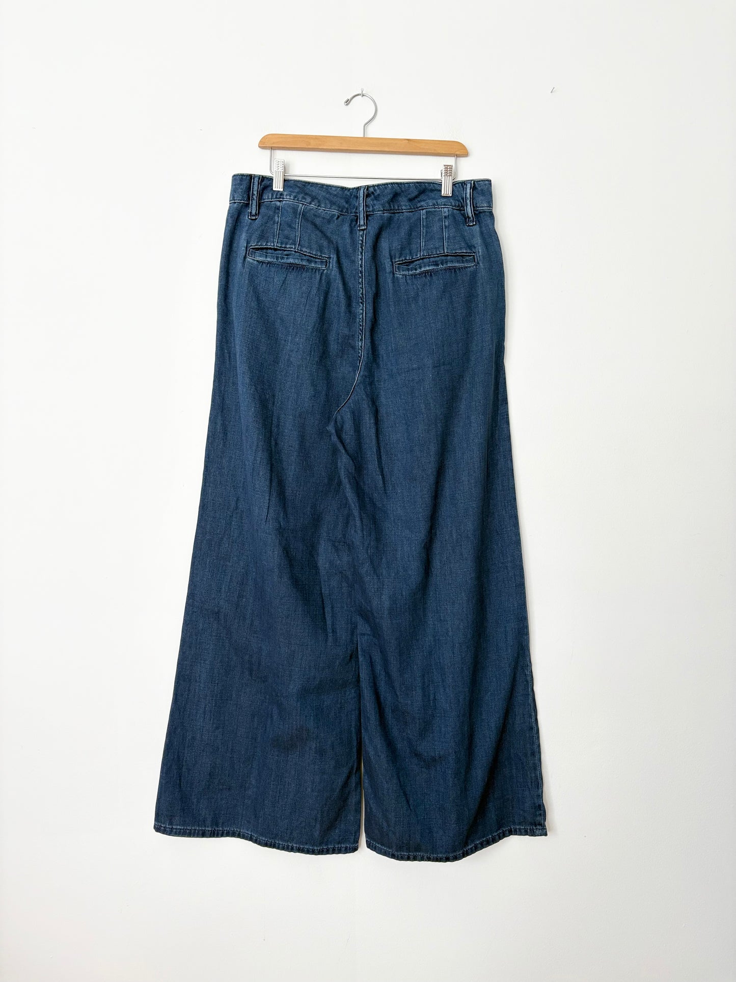 Banana Republic ultra high rise wide leg jeans W32