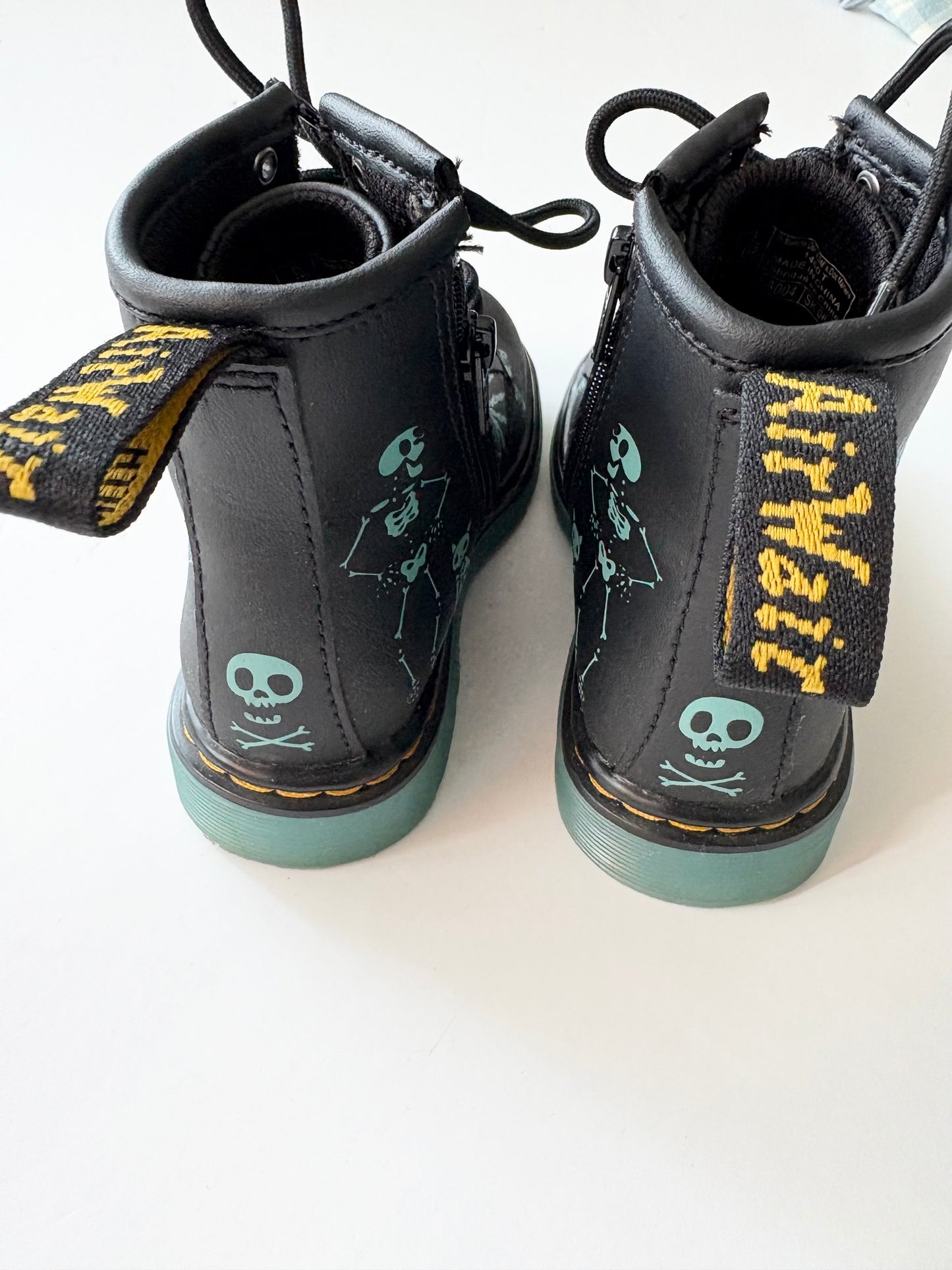 Dr.Martens glow in the dark skeletton leather boots US8