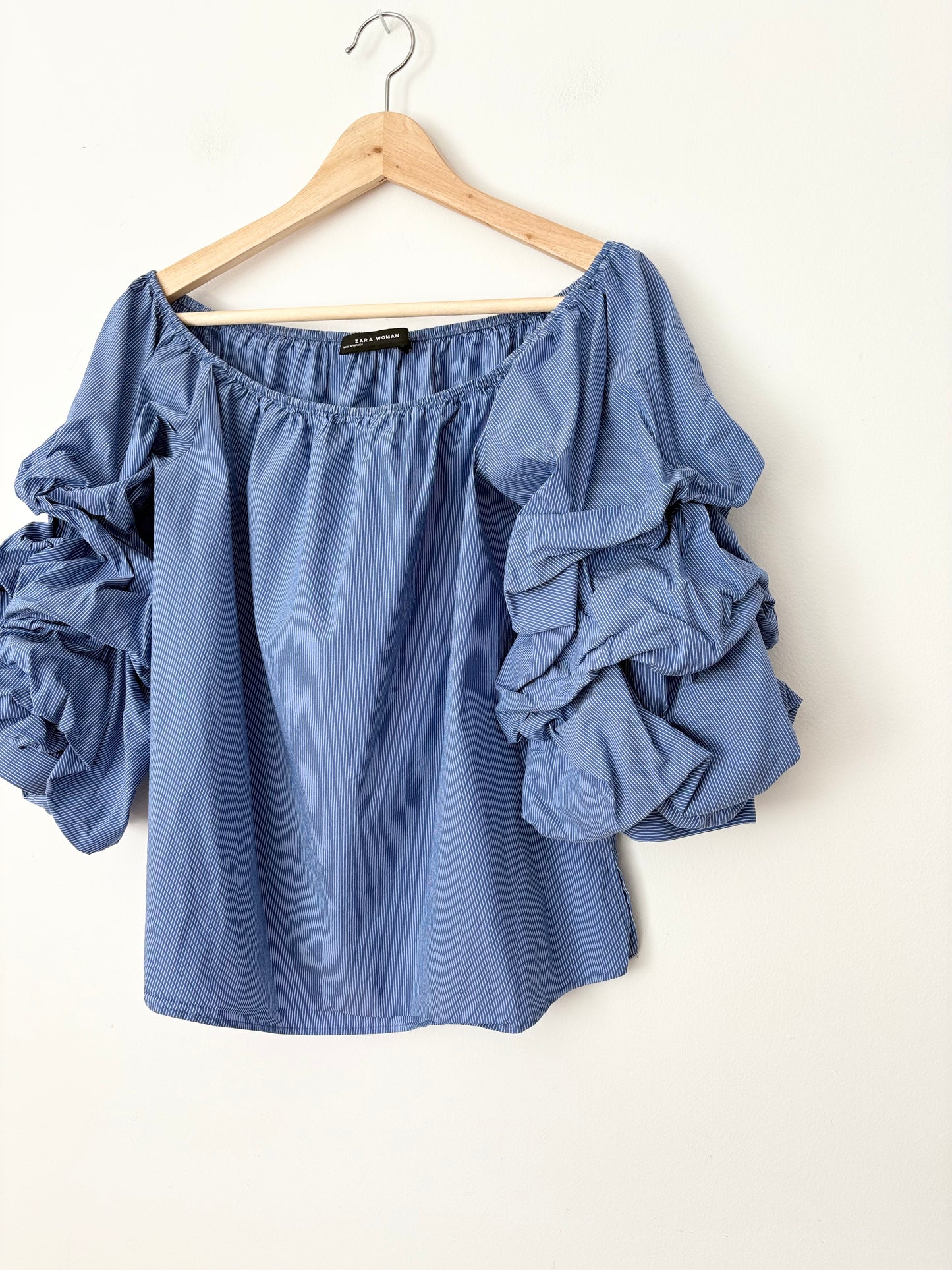 Chemisier à épaules dénudées et manches froncées Zara Medium
