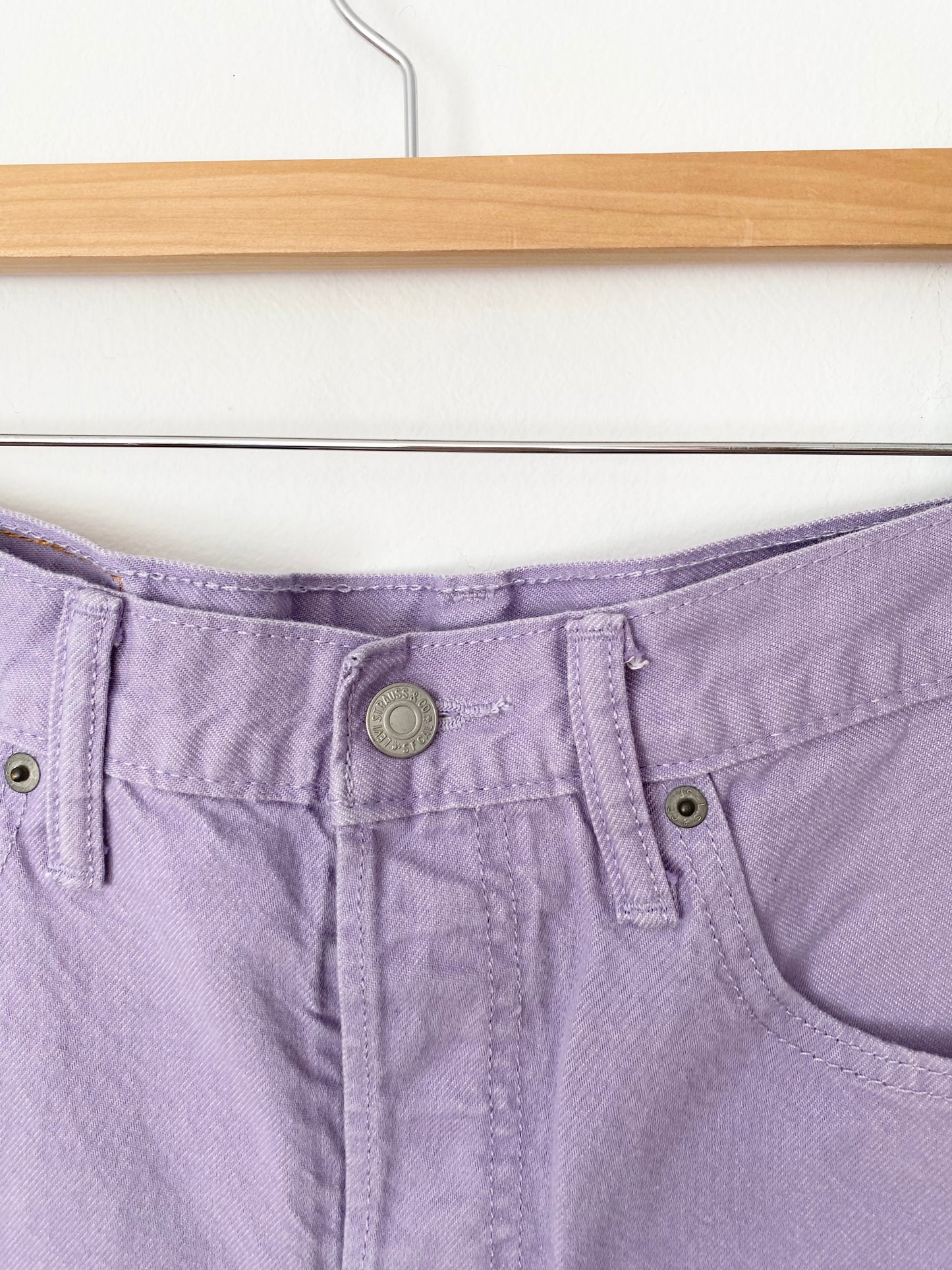 Short violet Levis 501 W30
