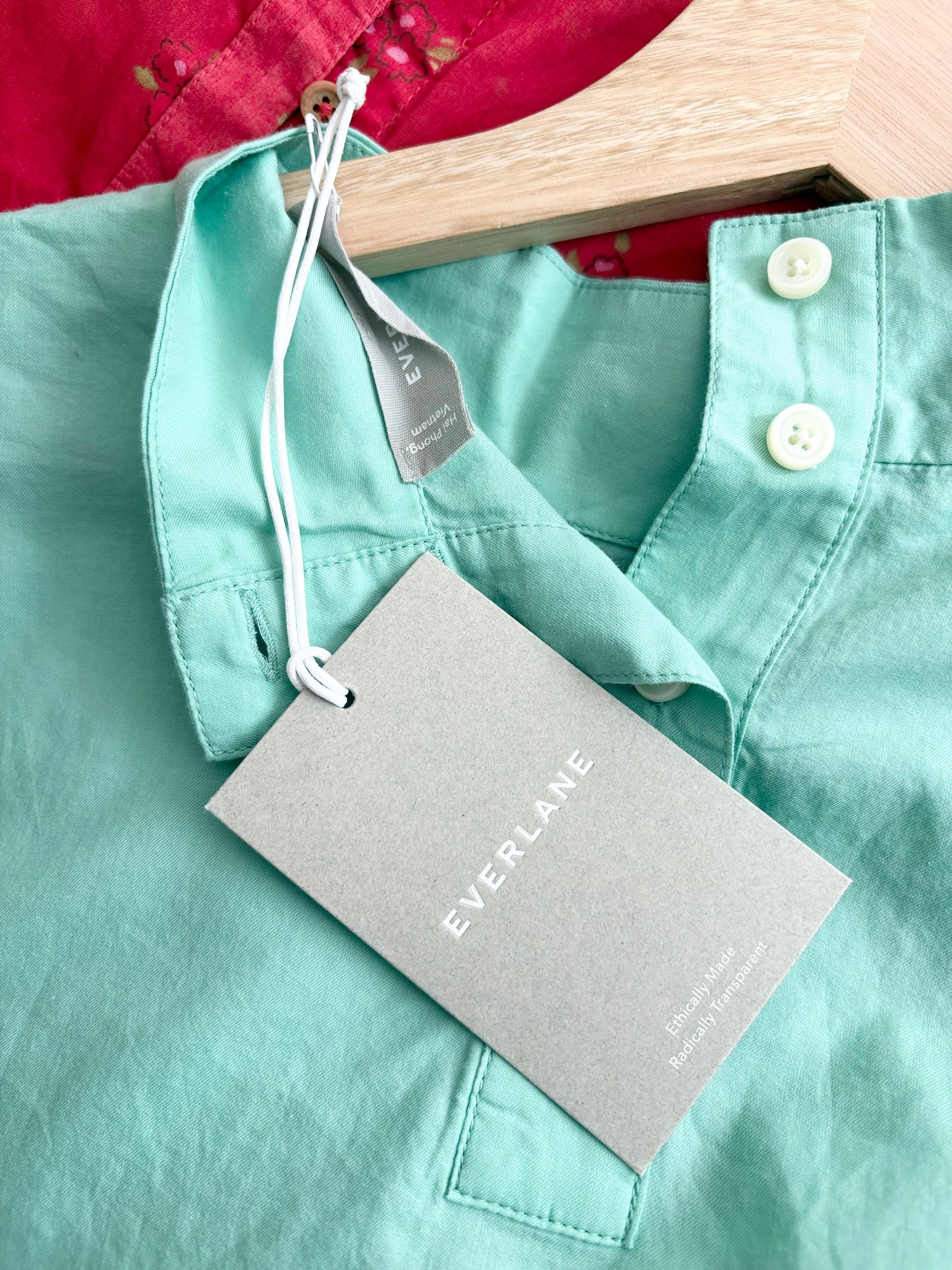 Chemisier vert Everlane à col montant et épaules ailées Taille M