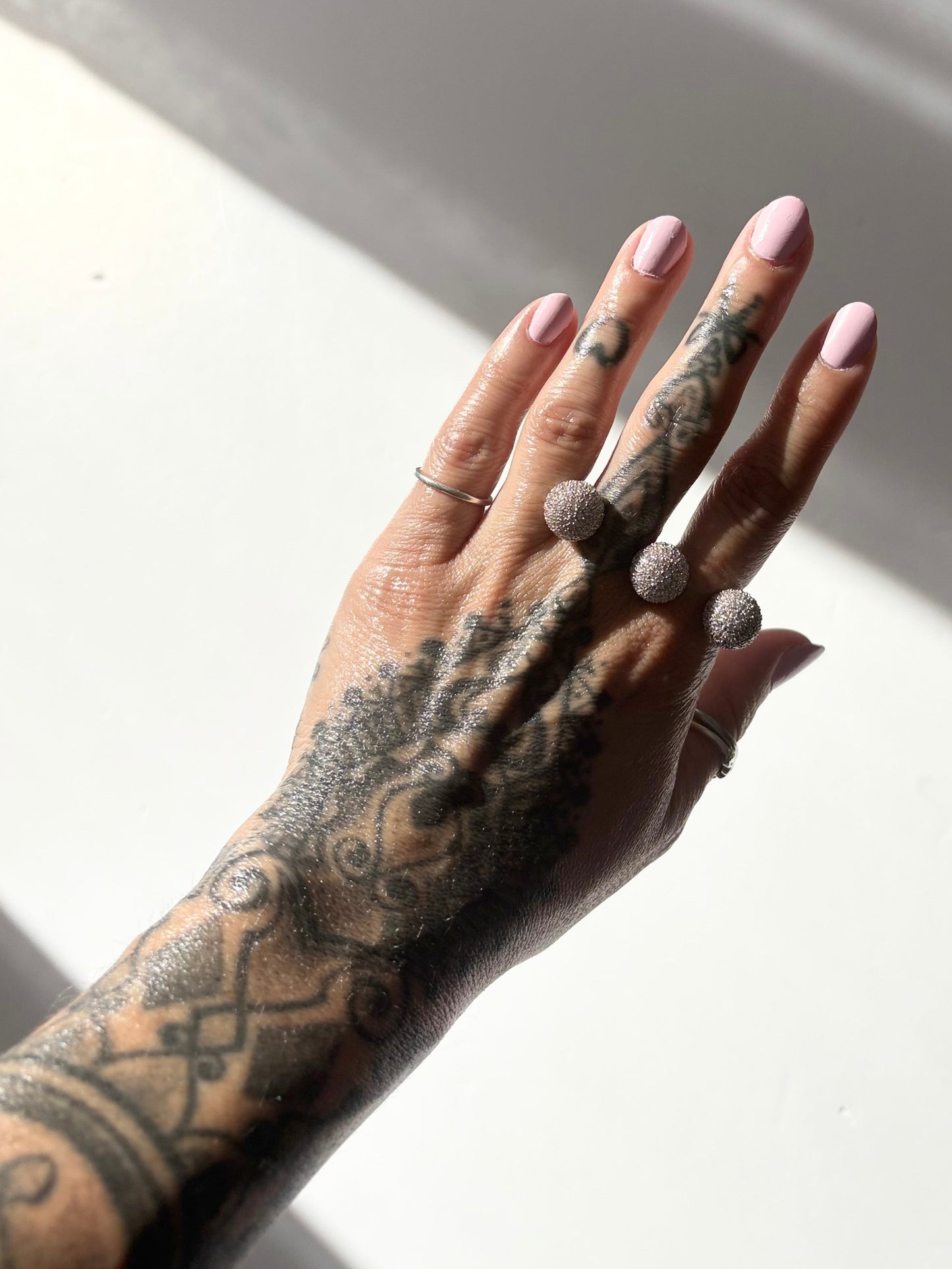 Noir NYC Cassandra double finger ring
