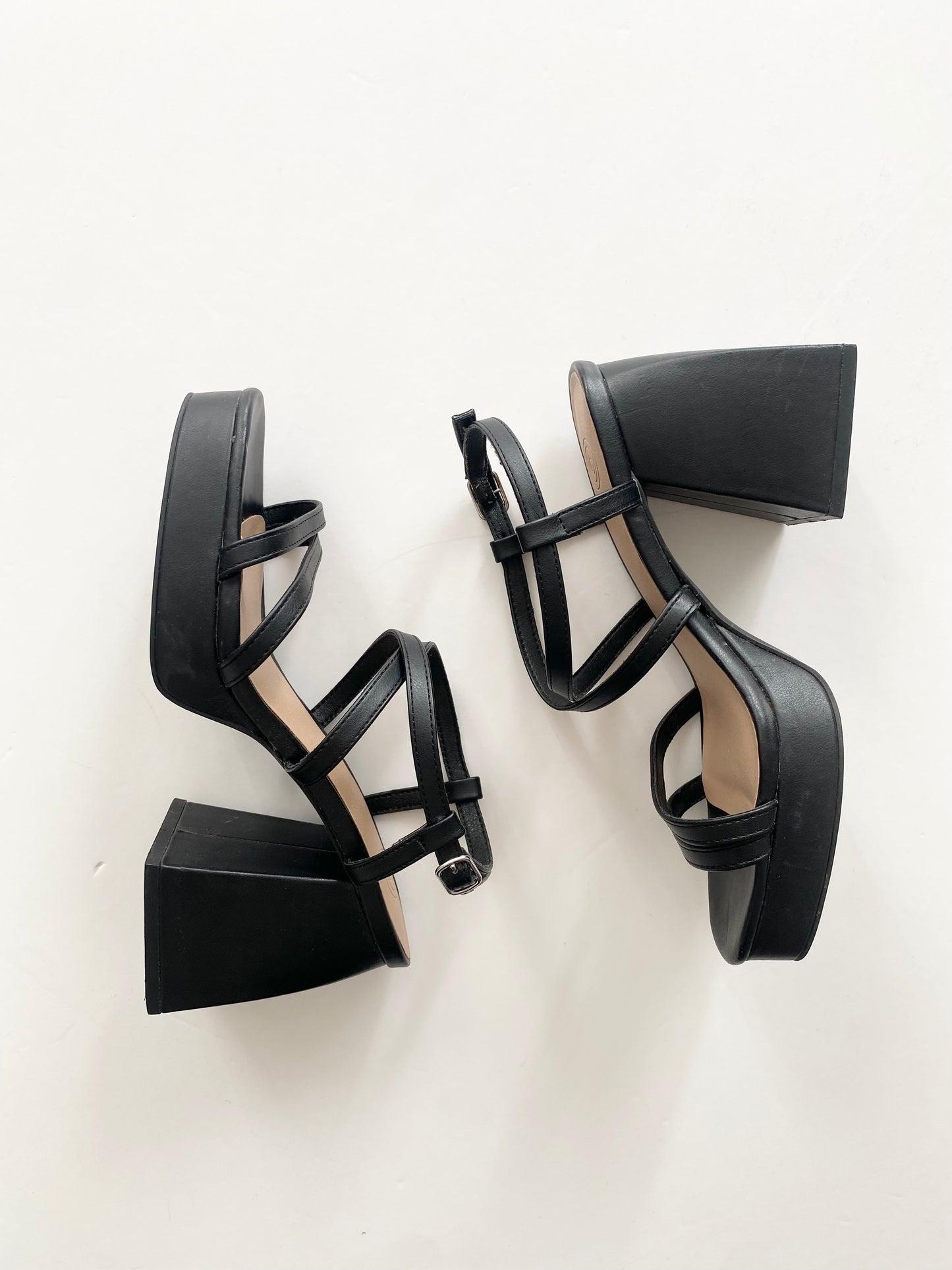 Urban outfitters chunky heel strappy sandals EUR37