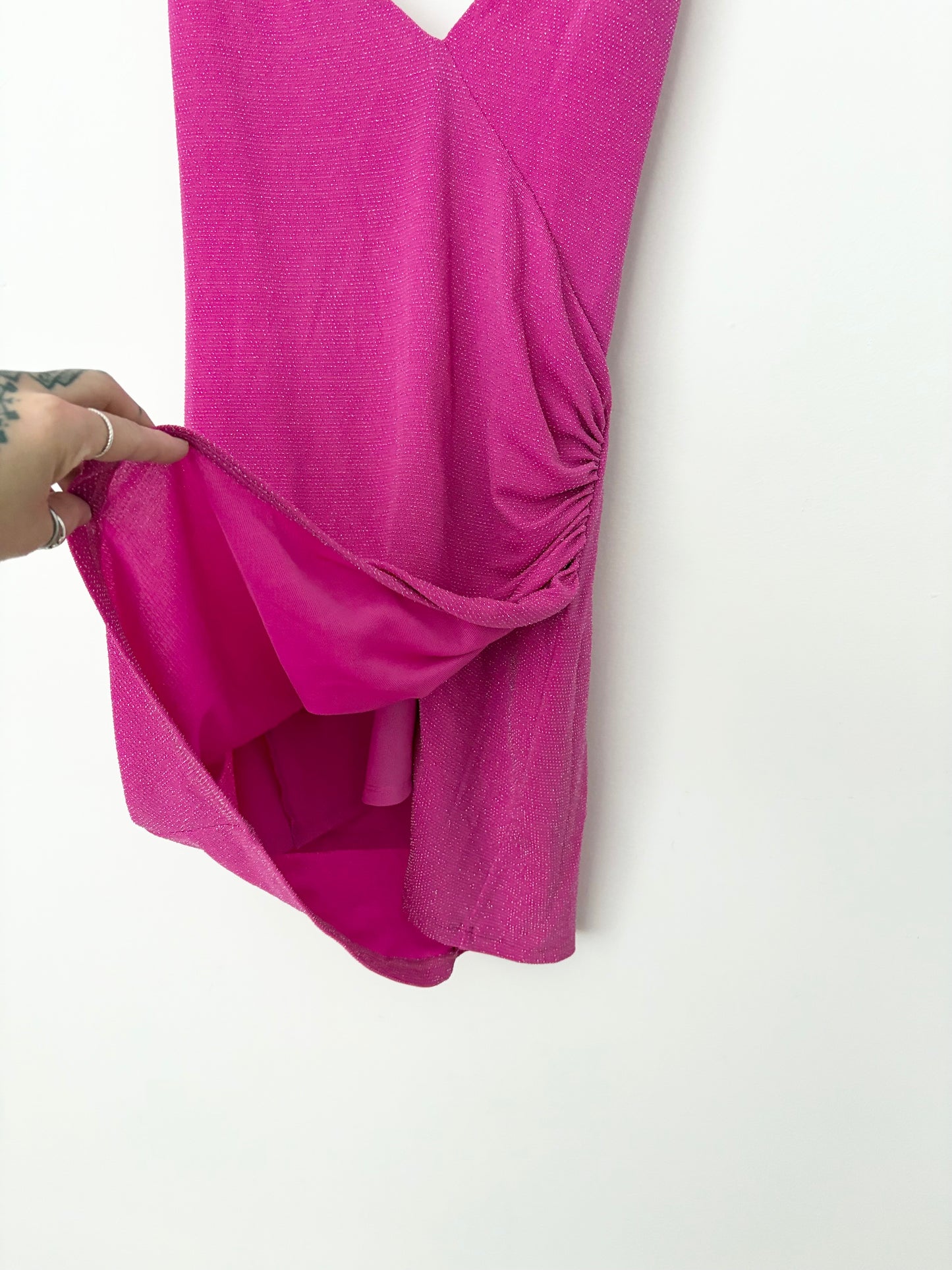 Robe mini NBD rose à paillettes et dos croisé, taille XS