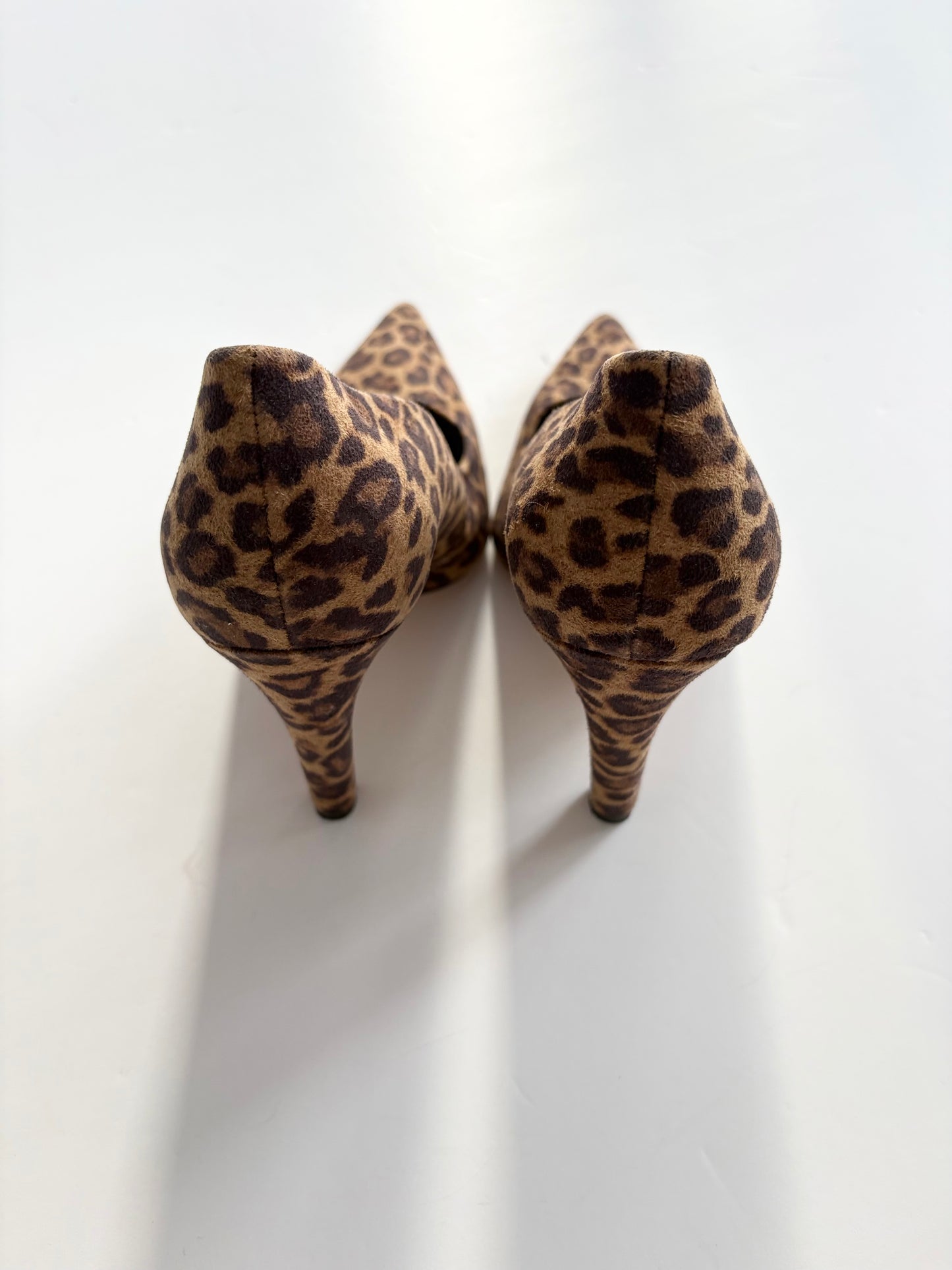 Escarpins Good American The Icon en daim à talons léopard, pointure US 6