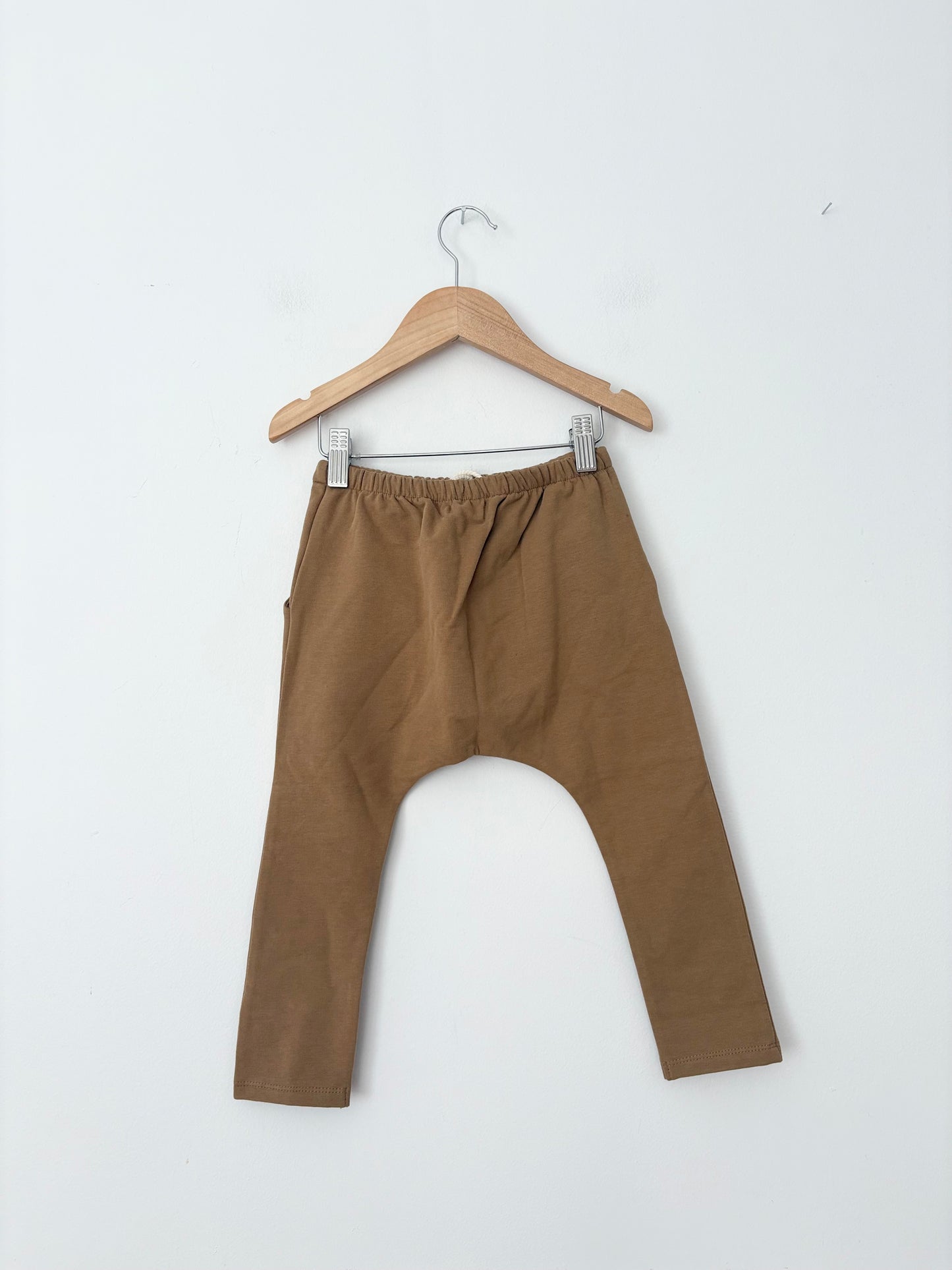 The simple folk fleece trouser in camel 2/3Y