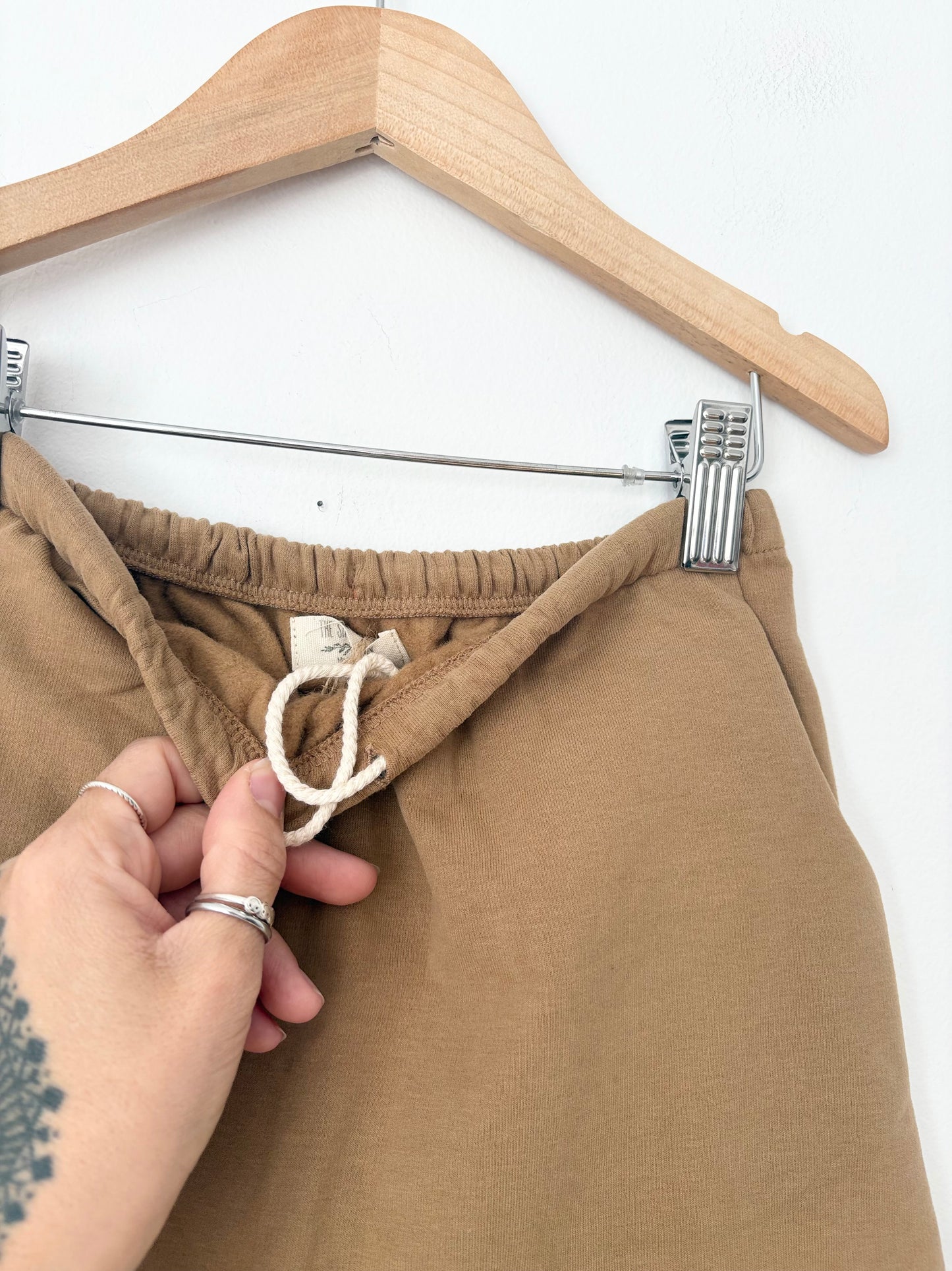 The simple folk fleece trouser in camel 2/3Y