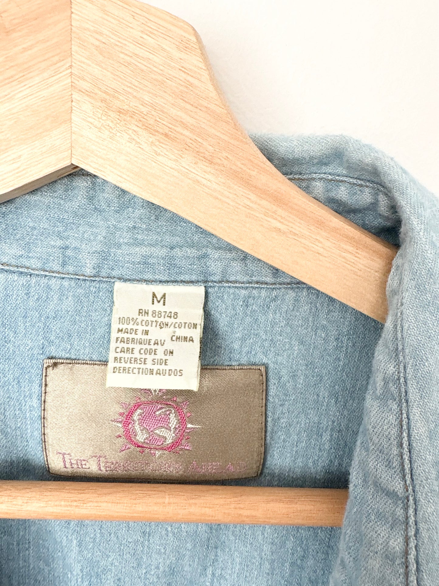 Surchemise en jean vintage délavé clair brodé, taille M/L