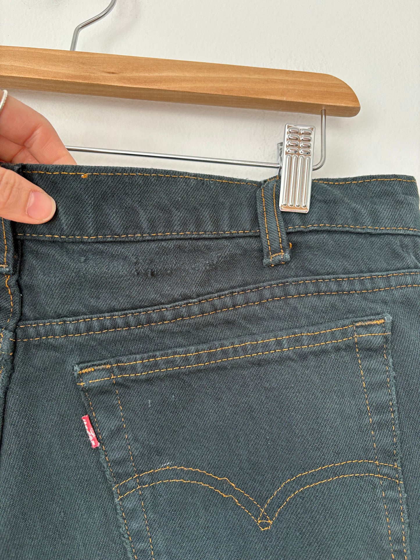 Short en jean Levi's vert foncé vintage, coupé, taille 32/33