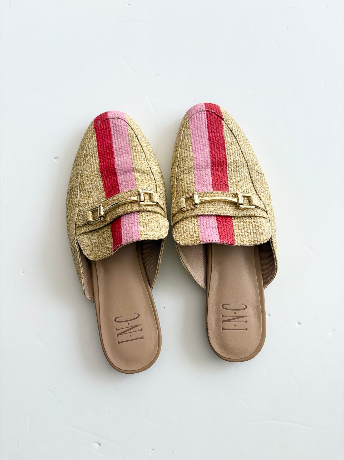 International concepts closed toe straw mules 7.5