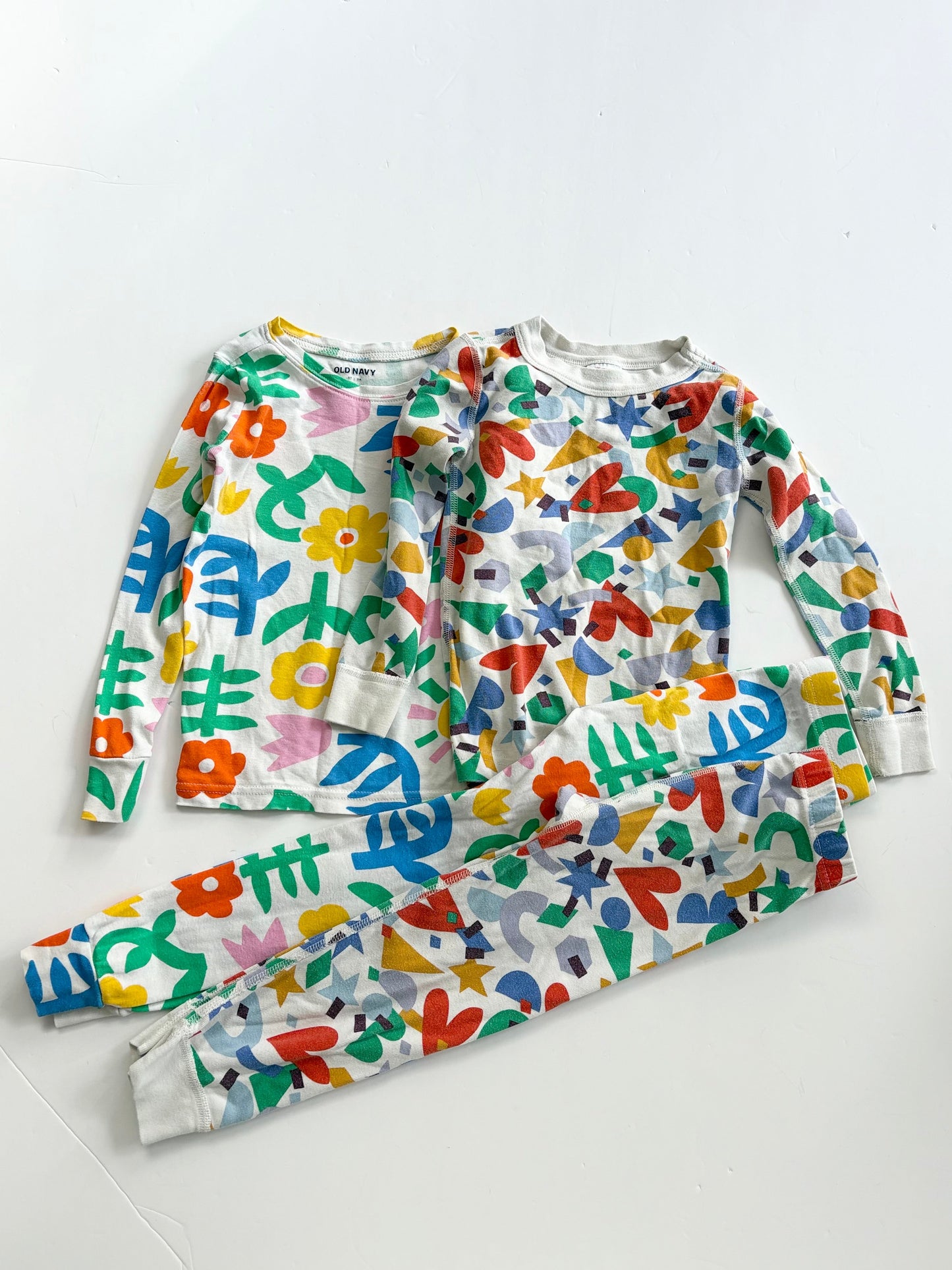 2 pack colorful pyjamas 4/5Y