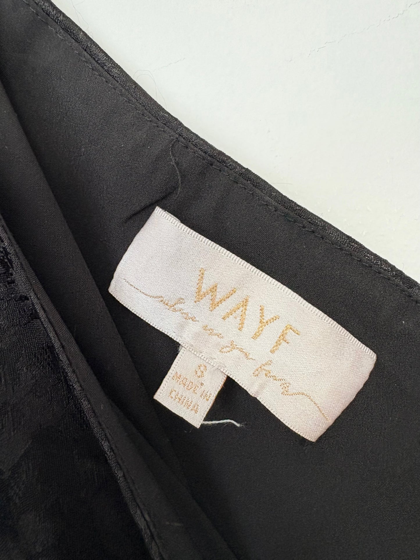 Robe WAYF Ella à découpes et nœud, taille S