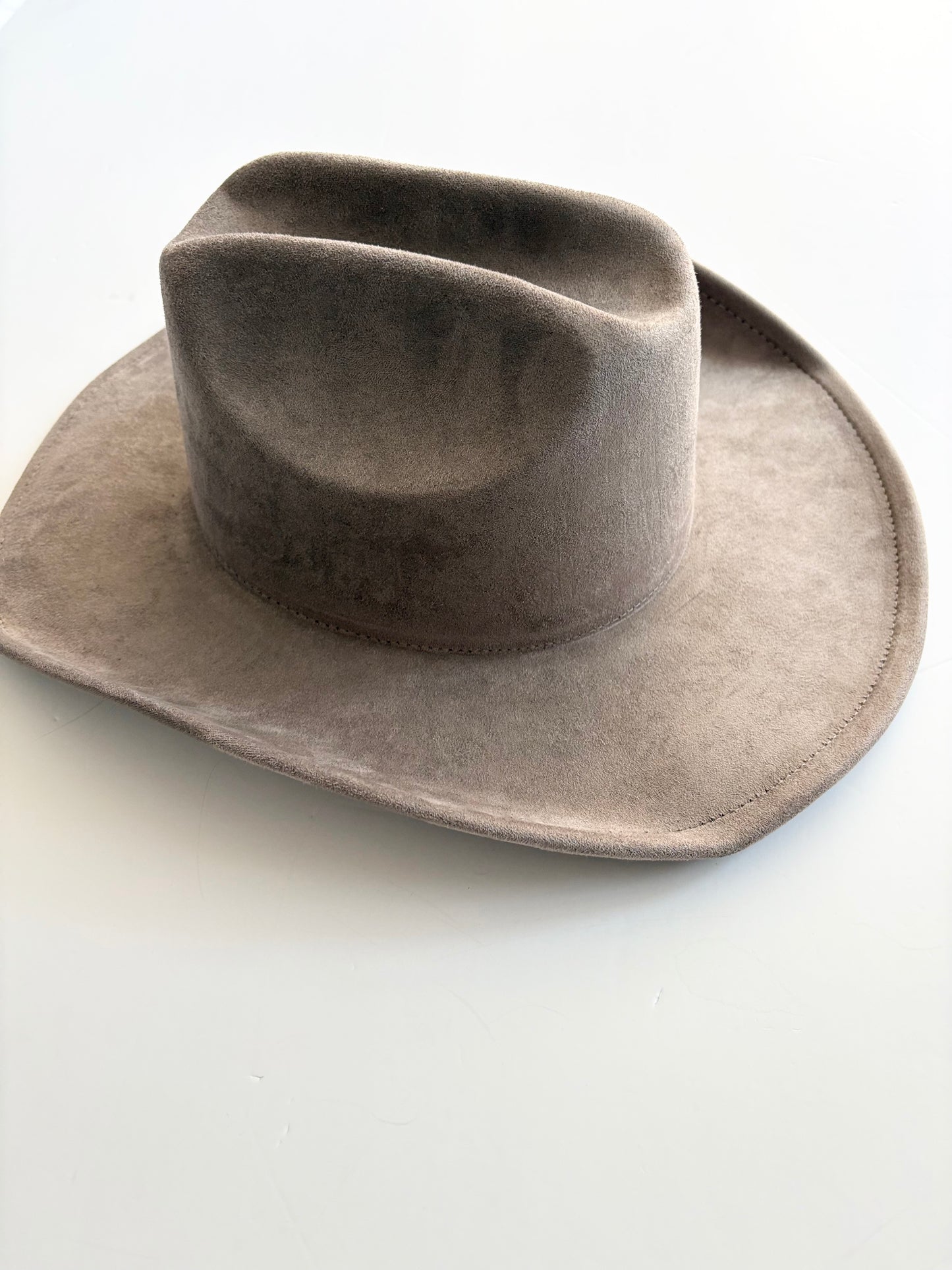 8 autres raisons le chapeau de cowboy en faux suède