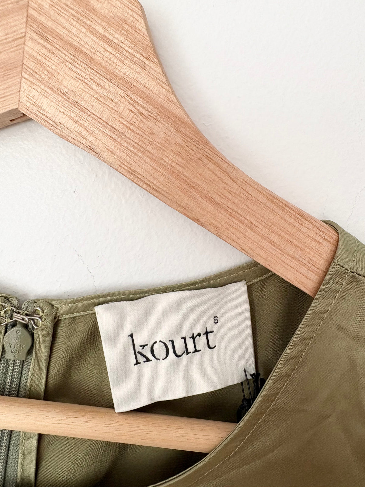 Kourt. Robe Yasmin couleur mousse, taille S