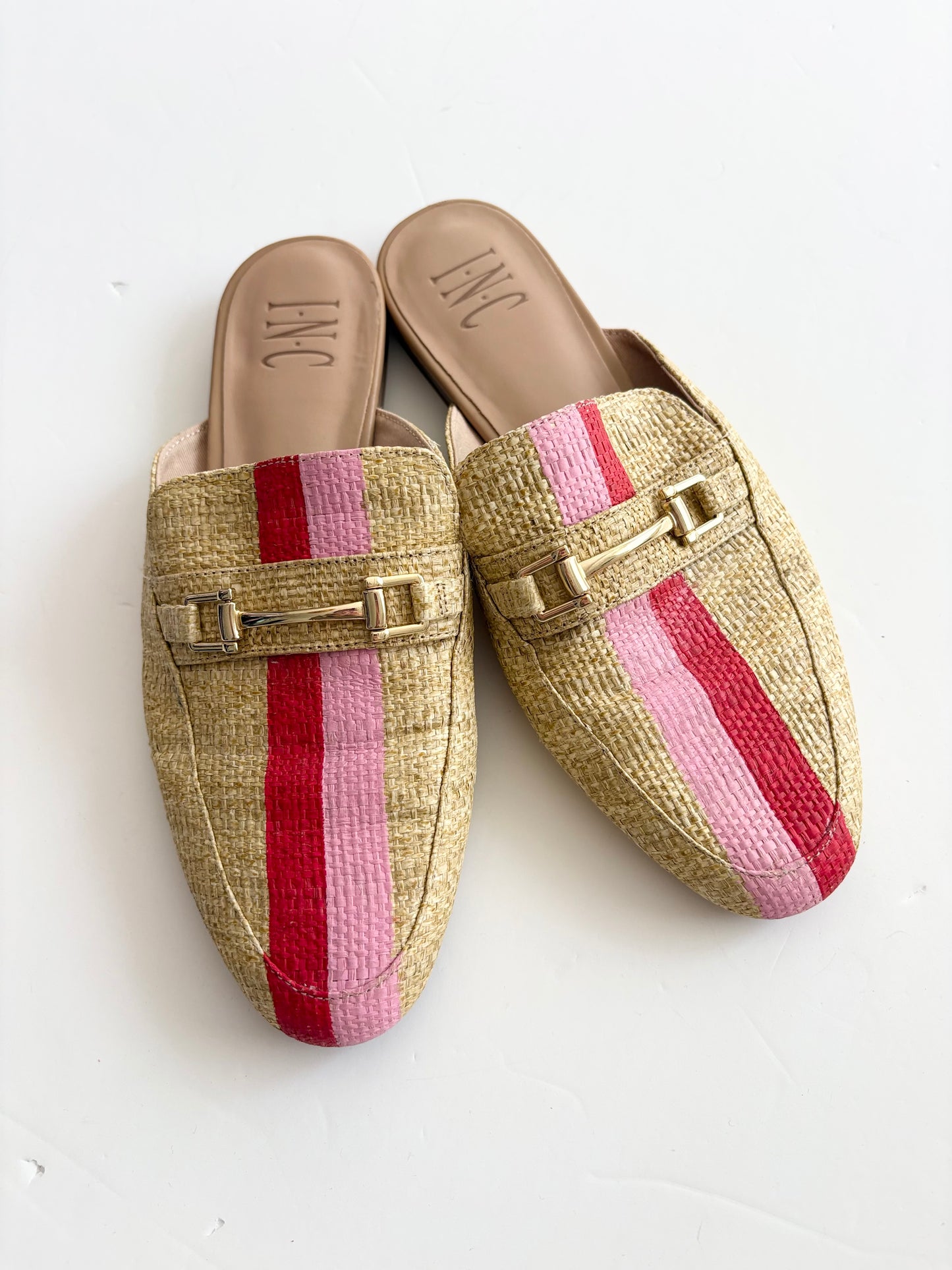 International concepts closed toe straw mules 7.5