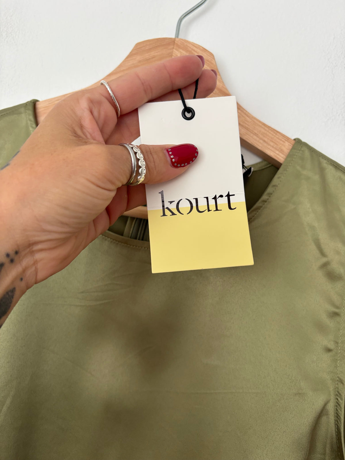 Kourt. Robe Yasmin couleur mousse, taille S