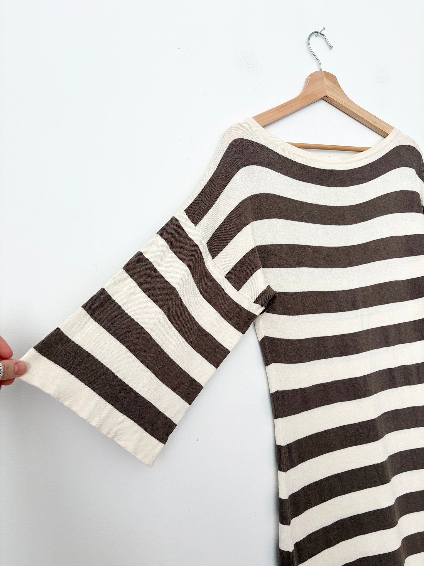 Robe rayée en soie mélangée à manches dolman Trina Turk, taille M