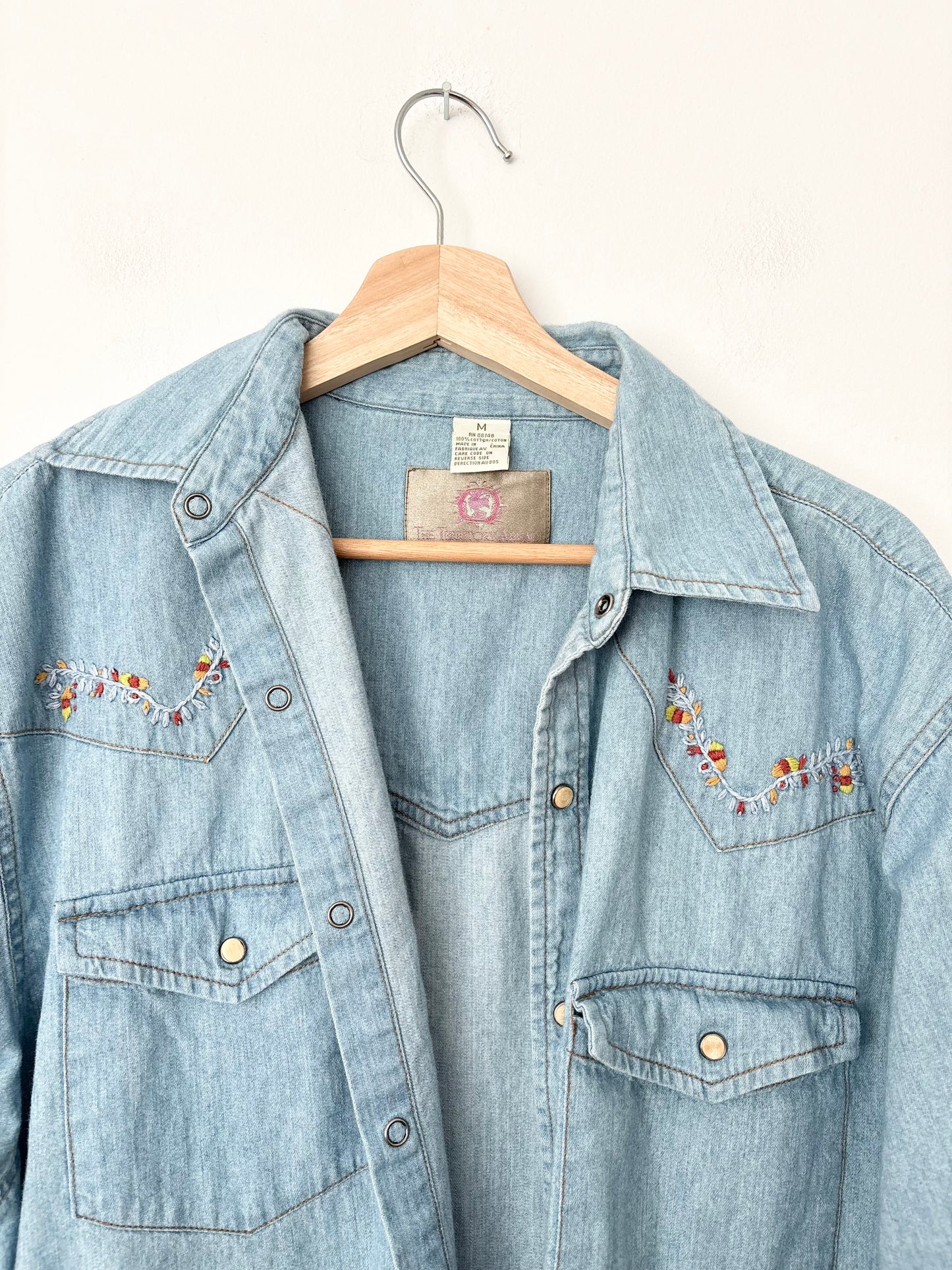 Surchemise en jean vintage délavé clair brodé, taille M/L